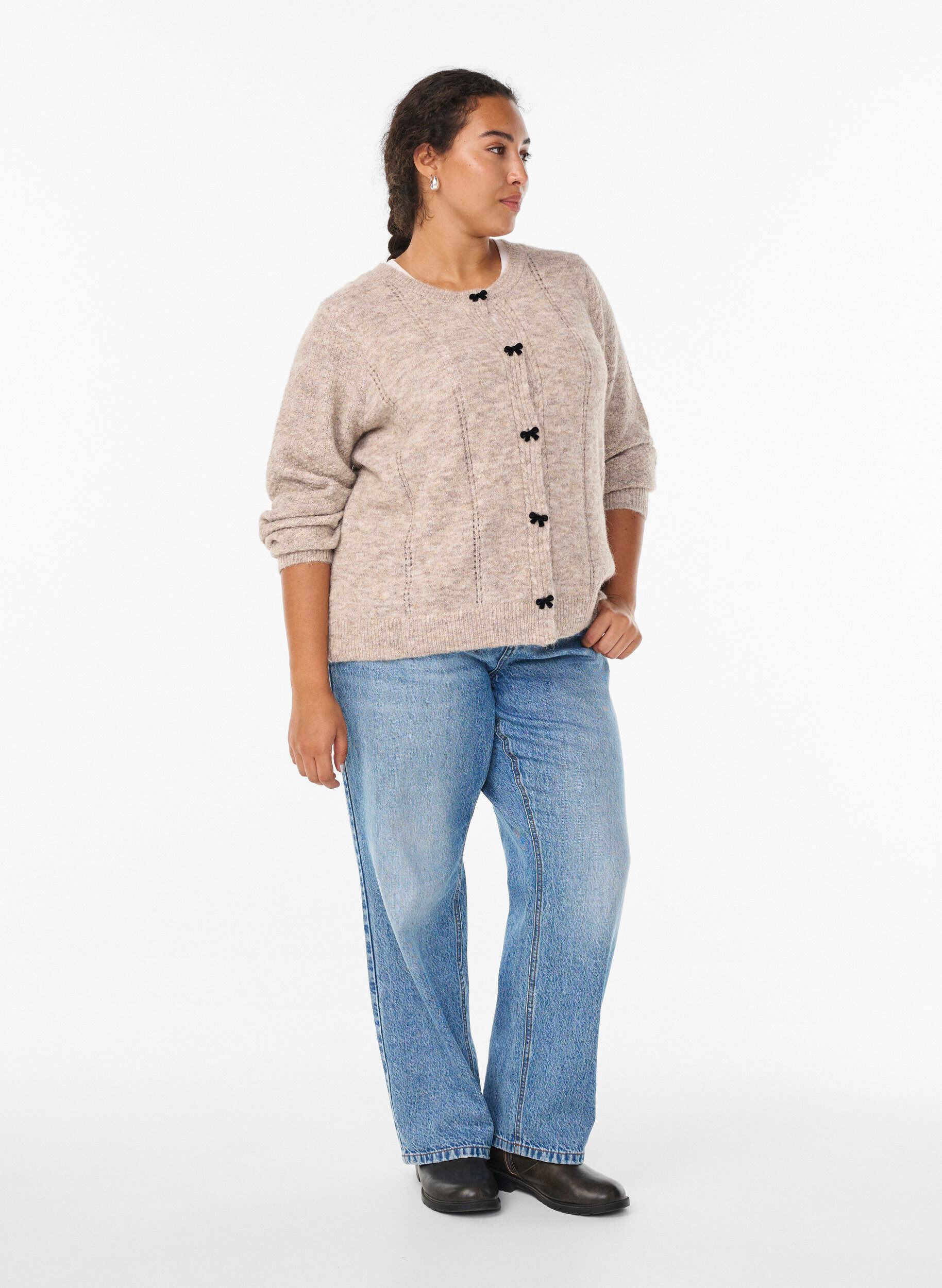 Zizzi Cardigan avec boutons en forme de n&oelig;ud et motif ajour&eacute;, Beige, Model image number 1
