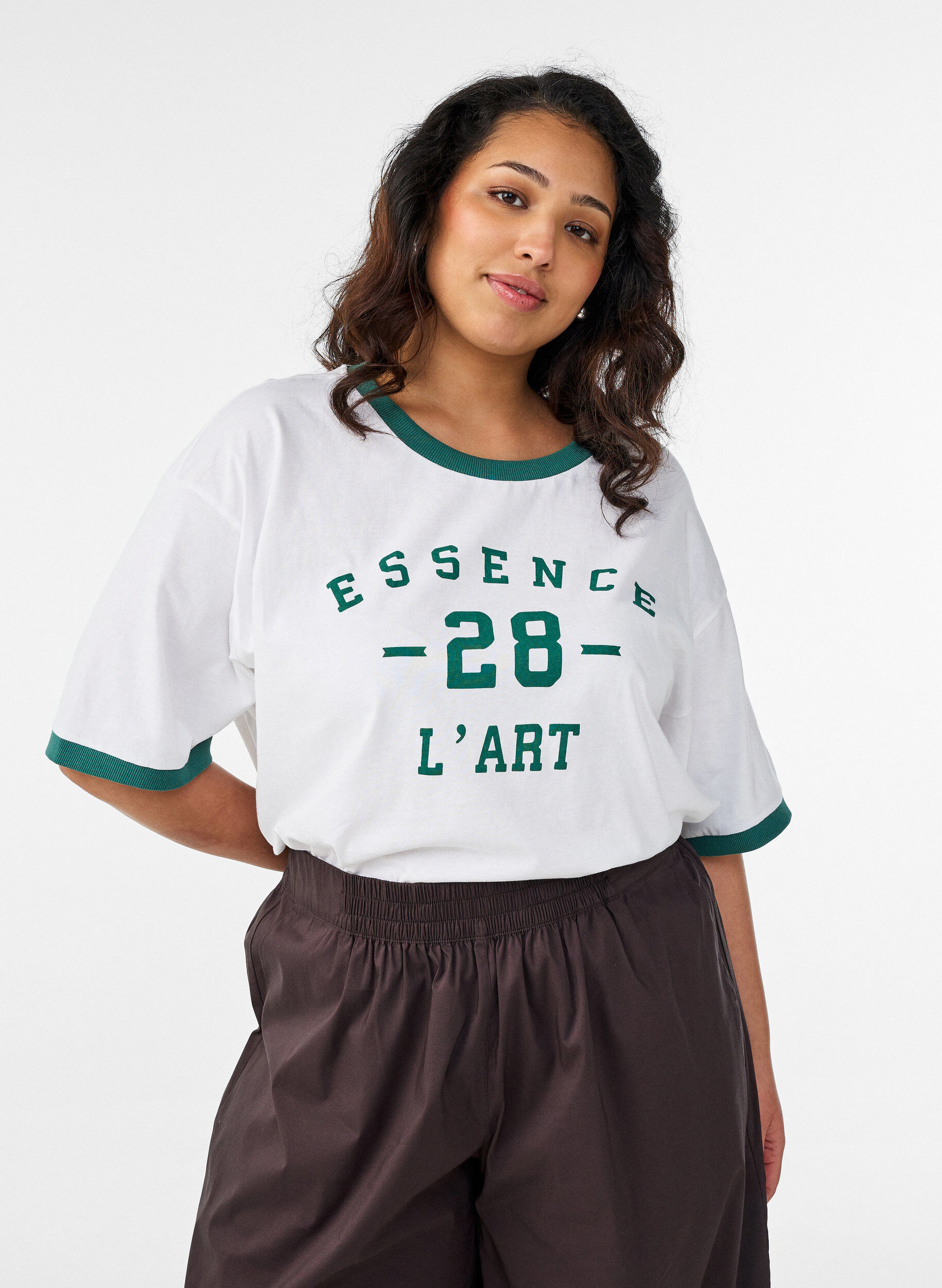 T-shirt en coton avec imprim&eacute; texte et coupe boxy, Blanc, Model