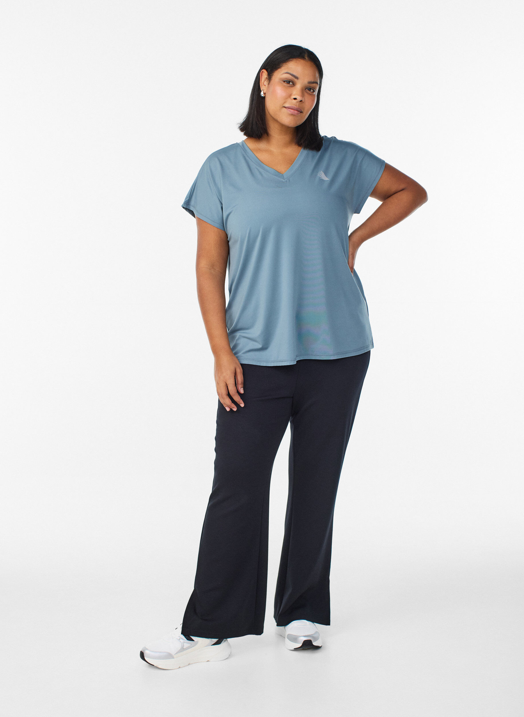 Zizzi T-shirt d&rsquo;entra&icirc;nement ample avec col en V, Gris bleut&eacute;, Model image number 1