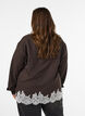 Chemise &agrave; fines rayures avec finitions en dentelle, Marron, Model image number 2