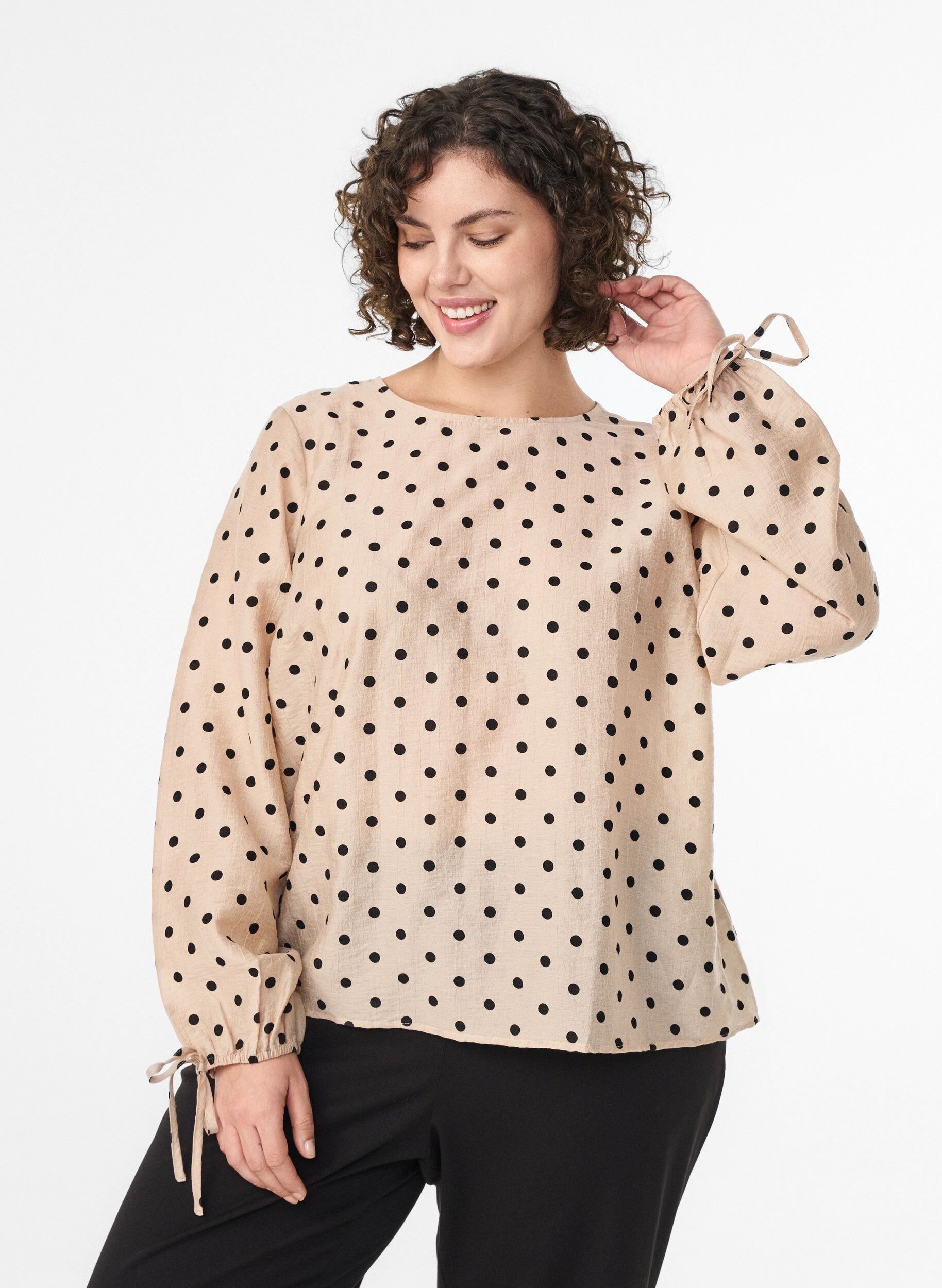 Blouse &agrave; pois et d&eacute;tails &agrave; nouer, Beige, Model