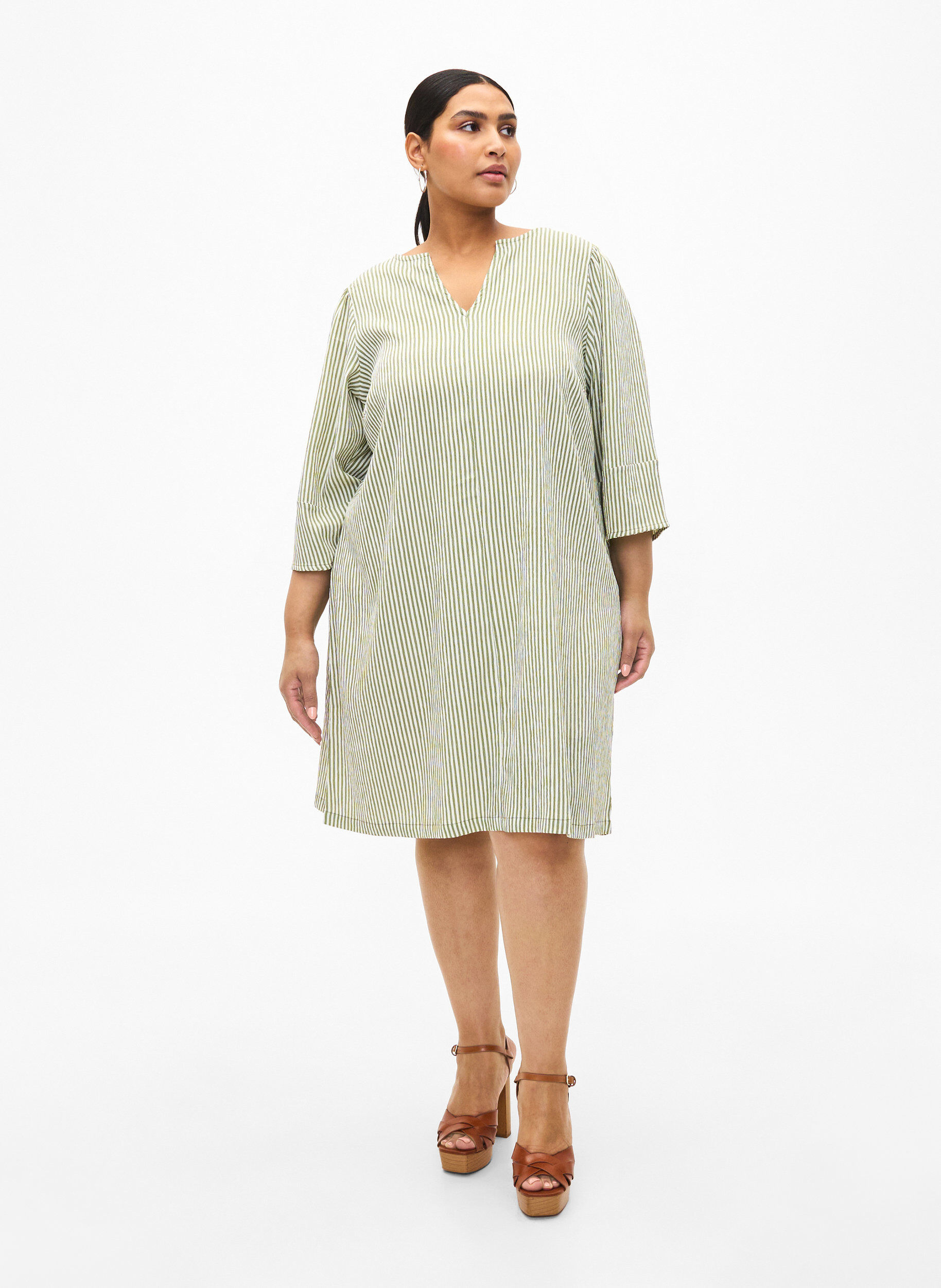 Zizzi Robe ray&eacute;e &agrave; manches 3/4, Green Stripe, Model image number 2