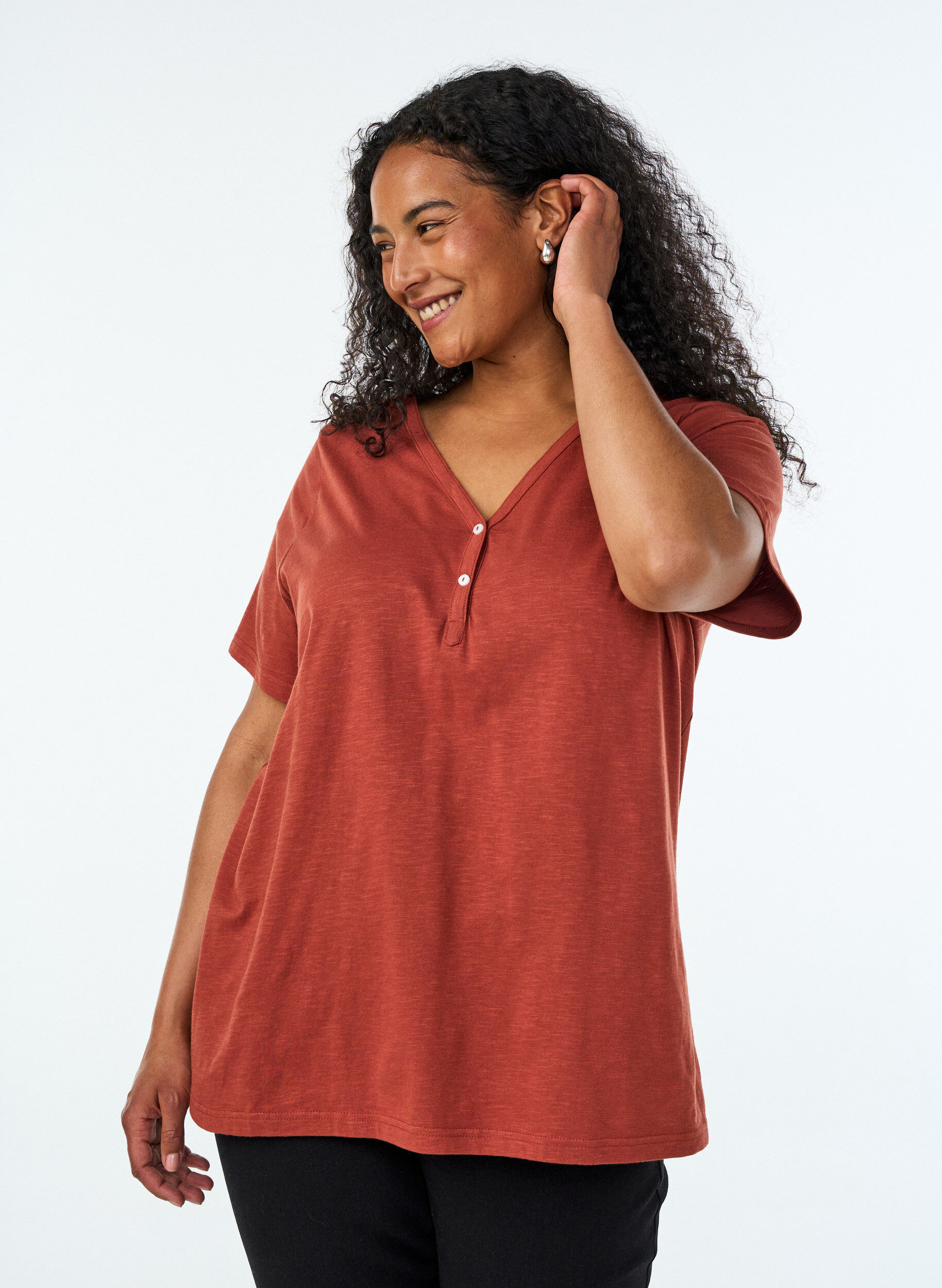 T-shirt dot&eacute; de boutons, Marron, Model