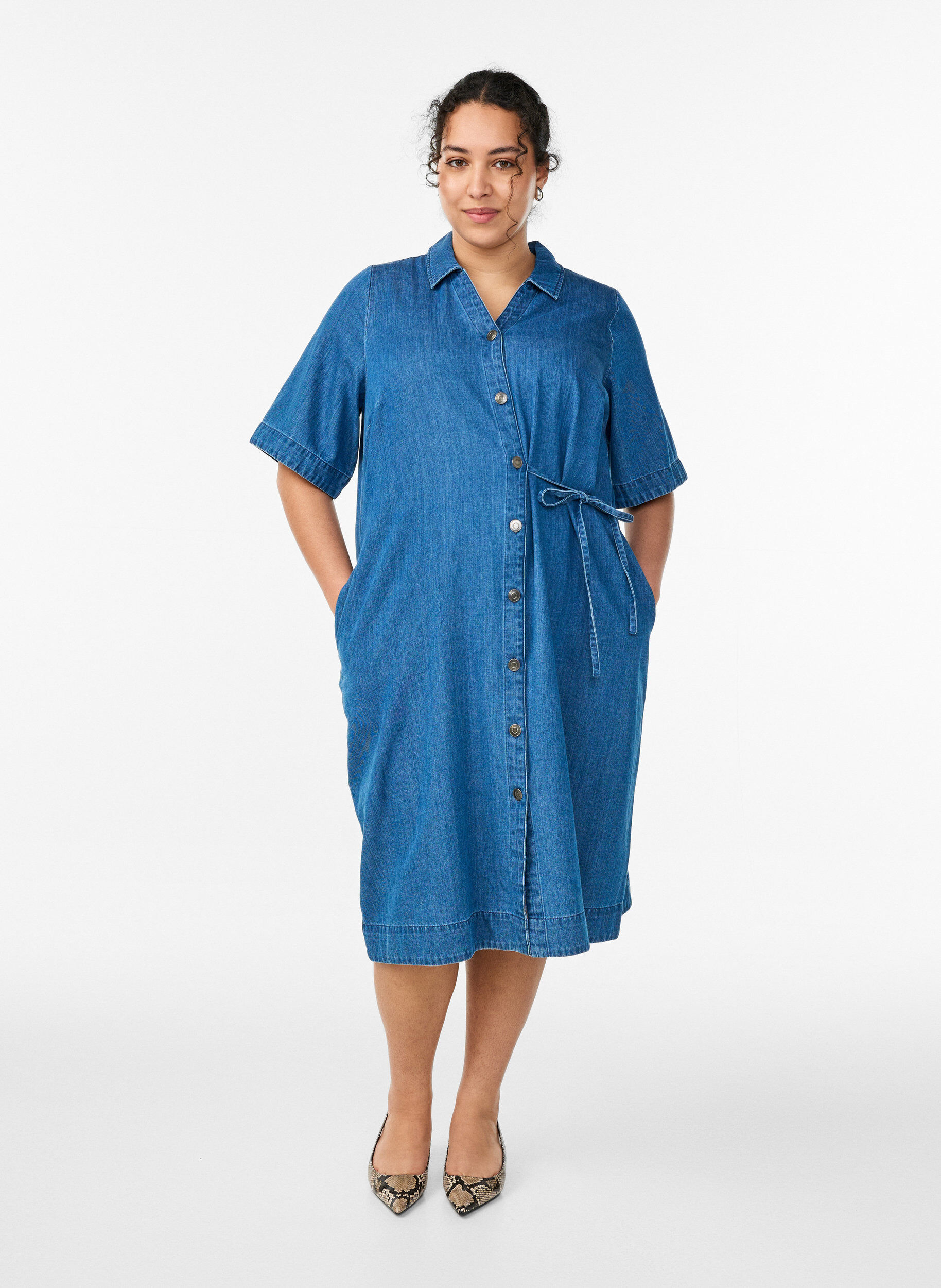 Zizzi Robe en jean avec boutons et lien &agrave; nouer, Bleu, Model image number 1