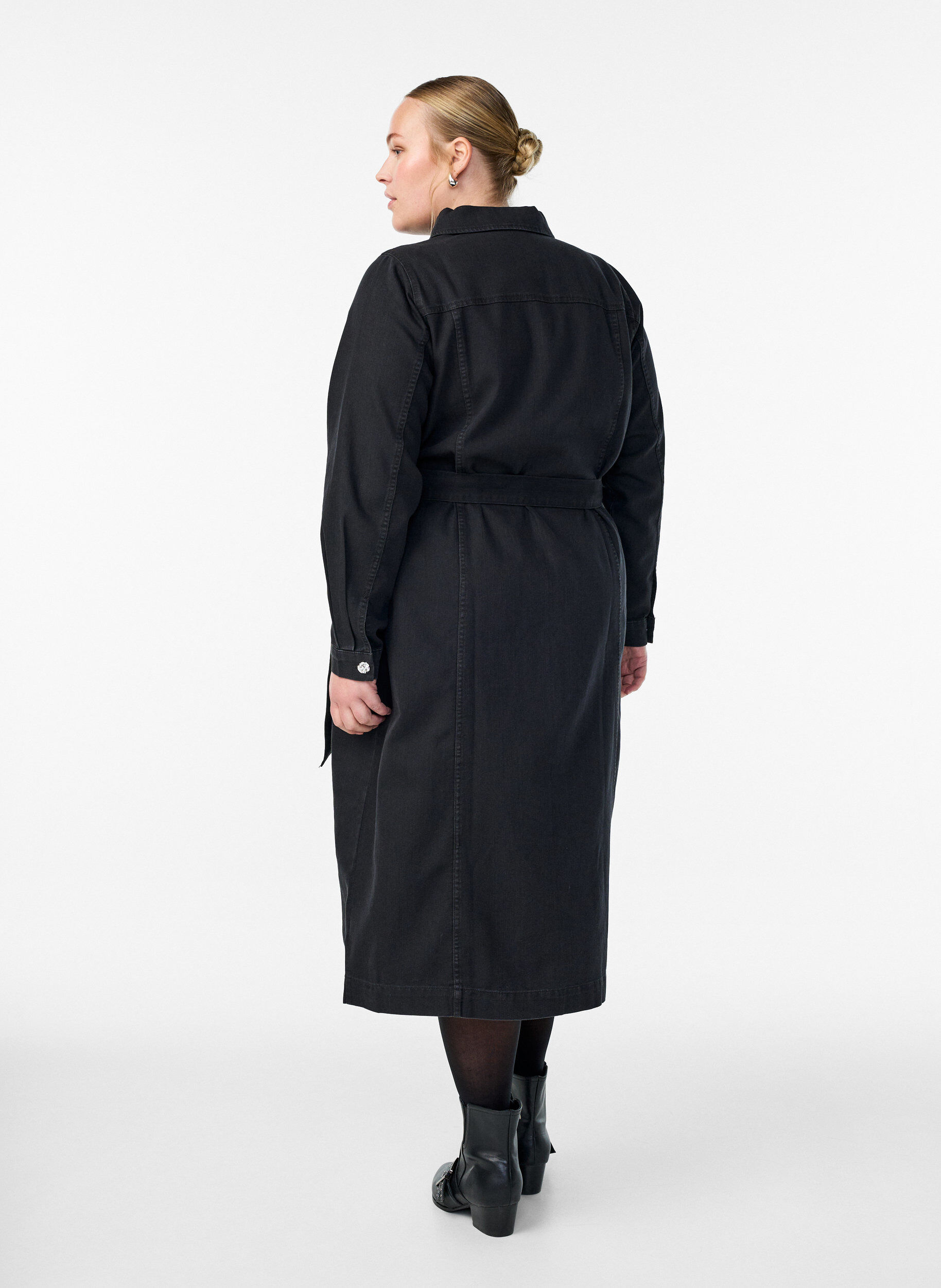 Zizzi Robe midi en jean avec une ceinture et des boutons d&eacute;coratifs, Noir, Model image number 2