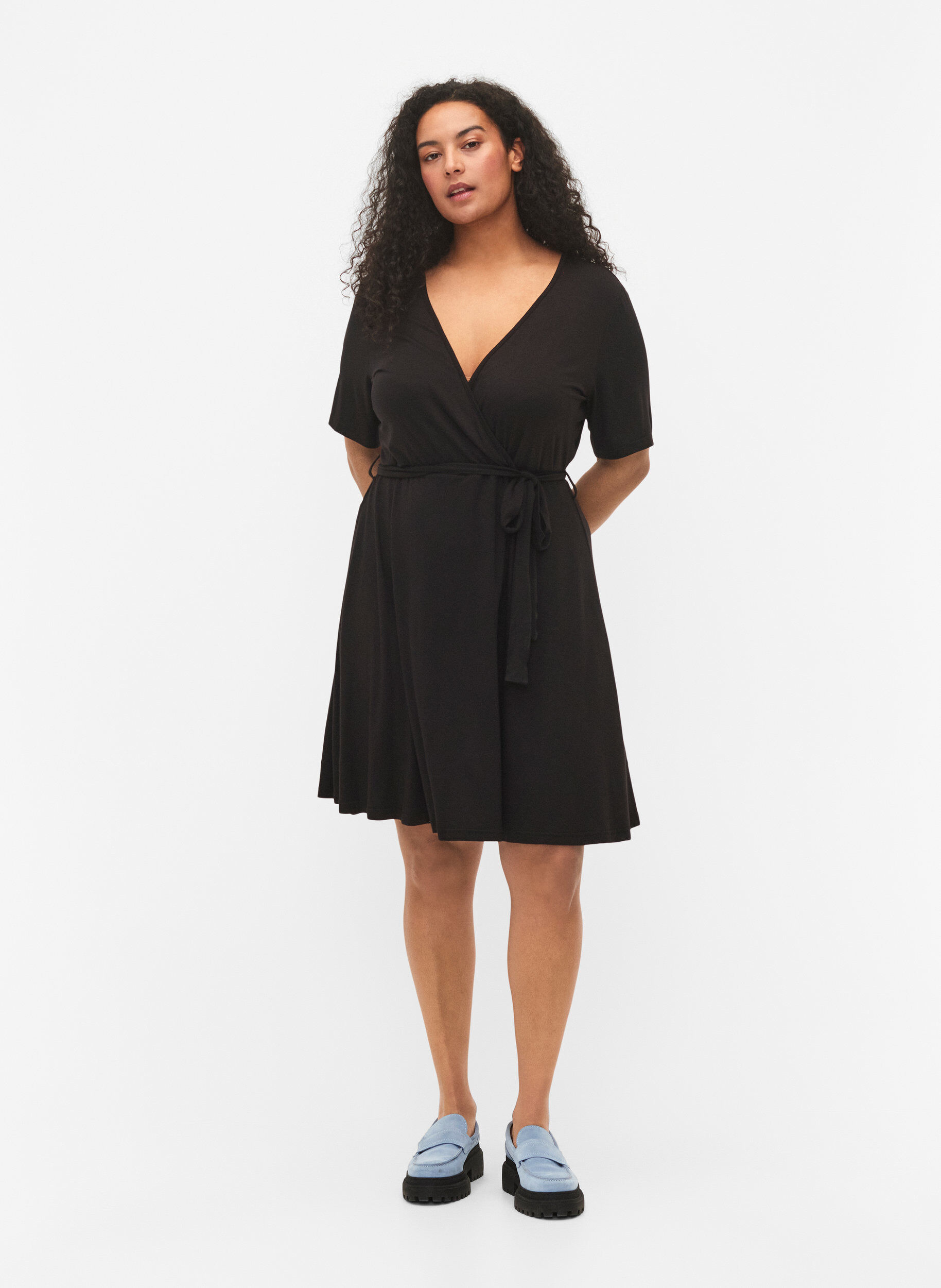 Zizzi Robe portefeuille en viscose &agrave; manches courtes, Black, Model image number 2