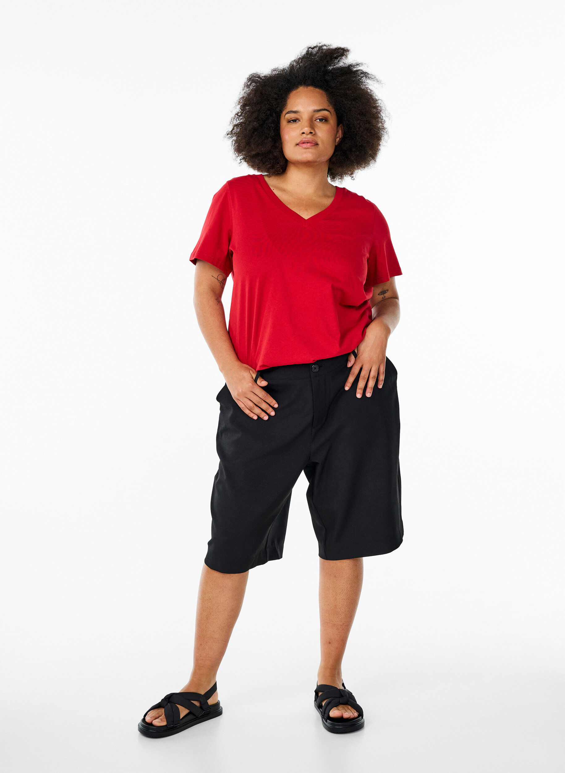 Zizzi T-shirt en coton simple avec encolure en V, Rouge, Model image number 1