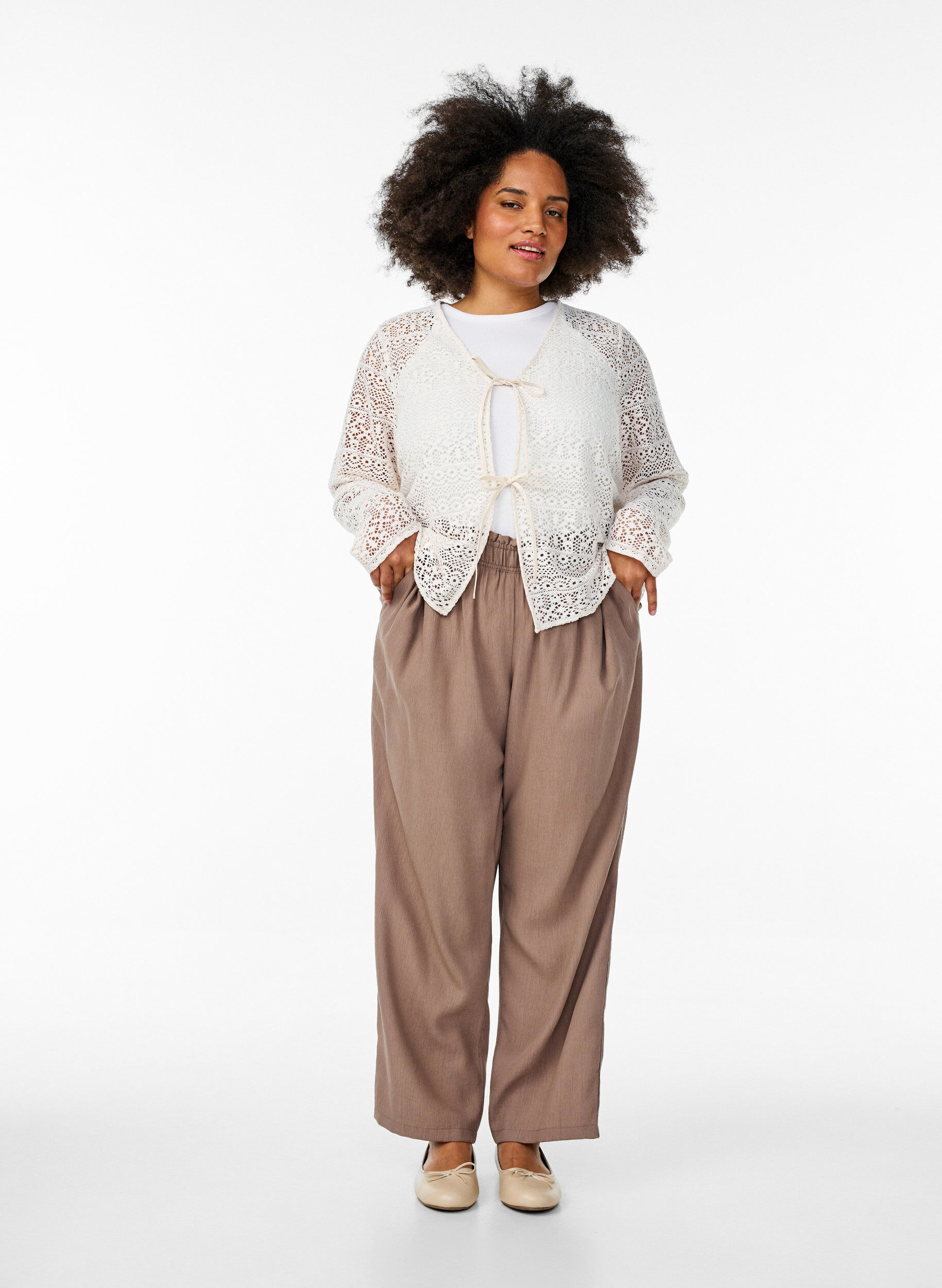 Zizzi Cardigan avec motif ajour&eacute; et cordons de serrage, Vanille, Model image number 1