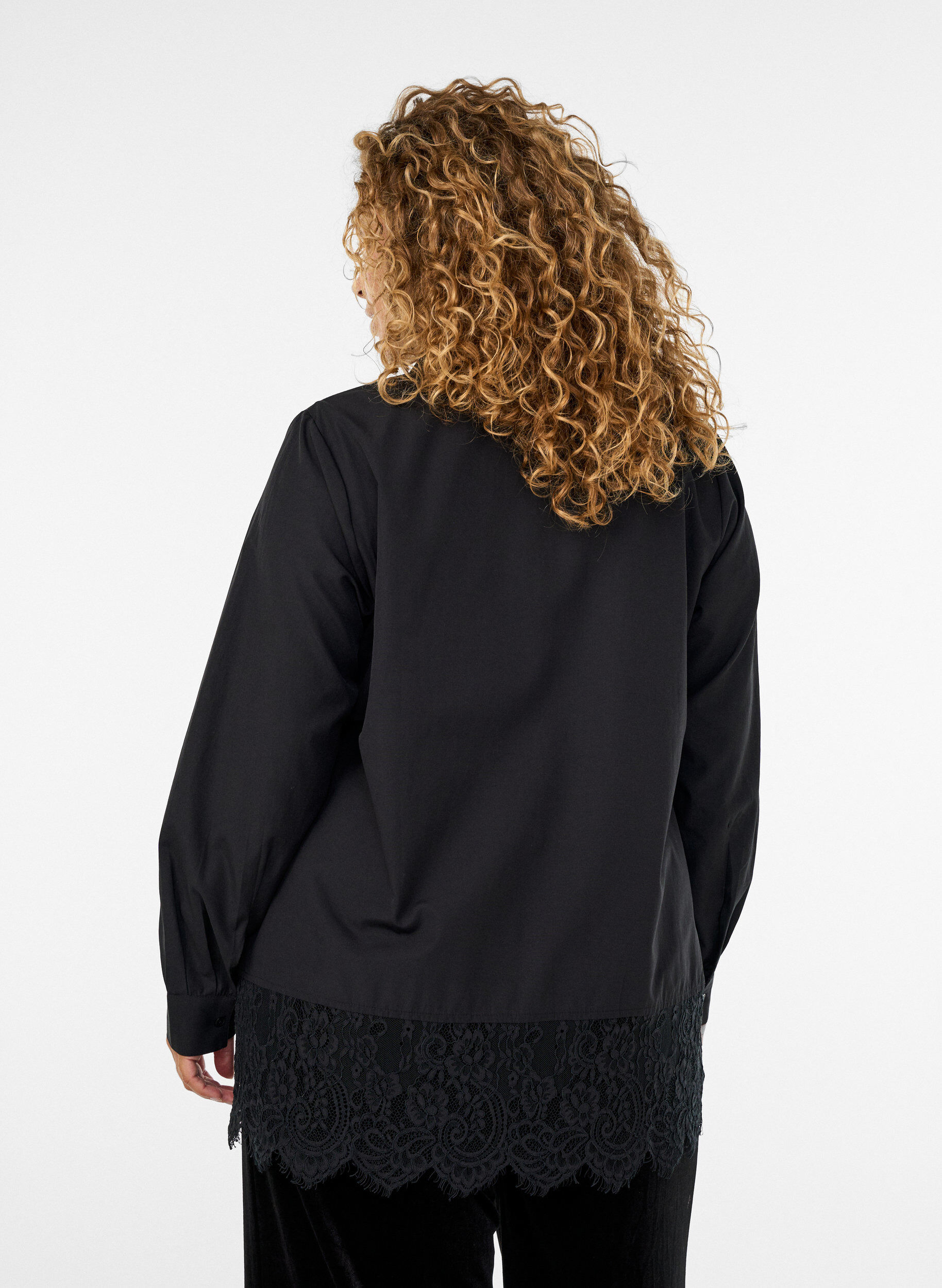 ZizziChemise ample avec une large bordure en dentelle, Noir, Model image number 2