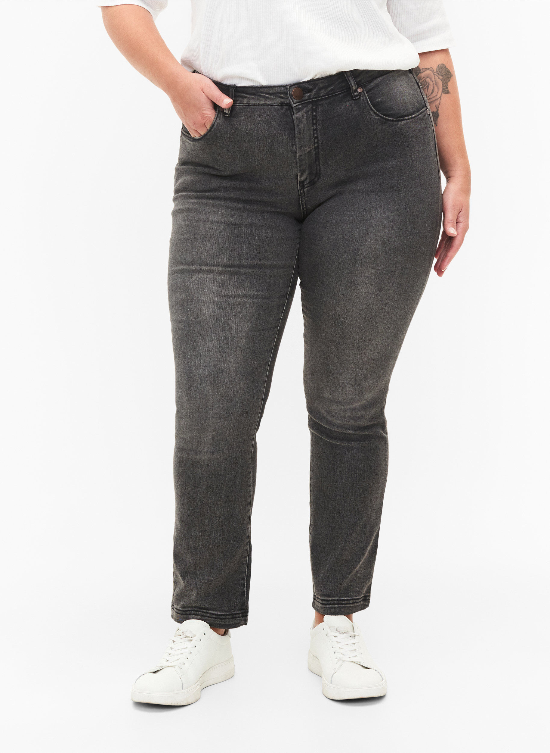 Zizzi Jeans Emily Slim fit &agrave; taille r&eacute;guli&egrave;re, Gris anthracite, Model image number 2