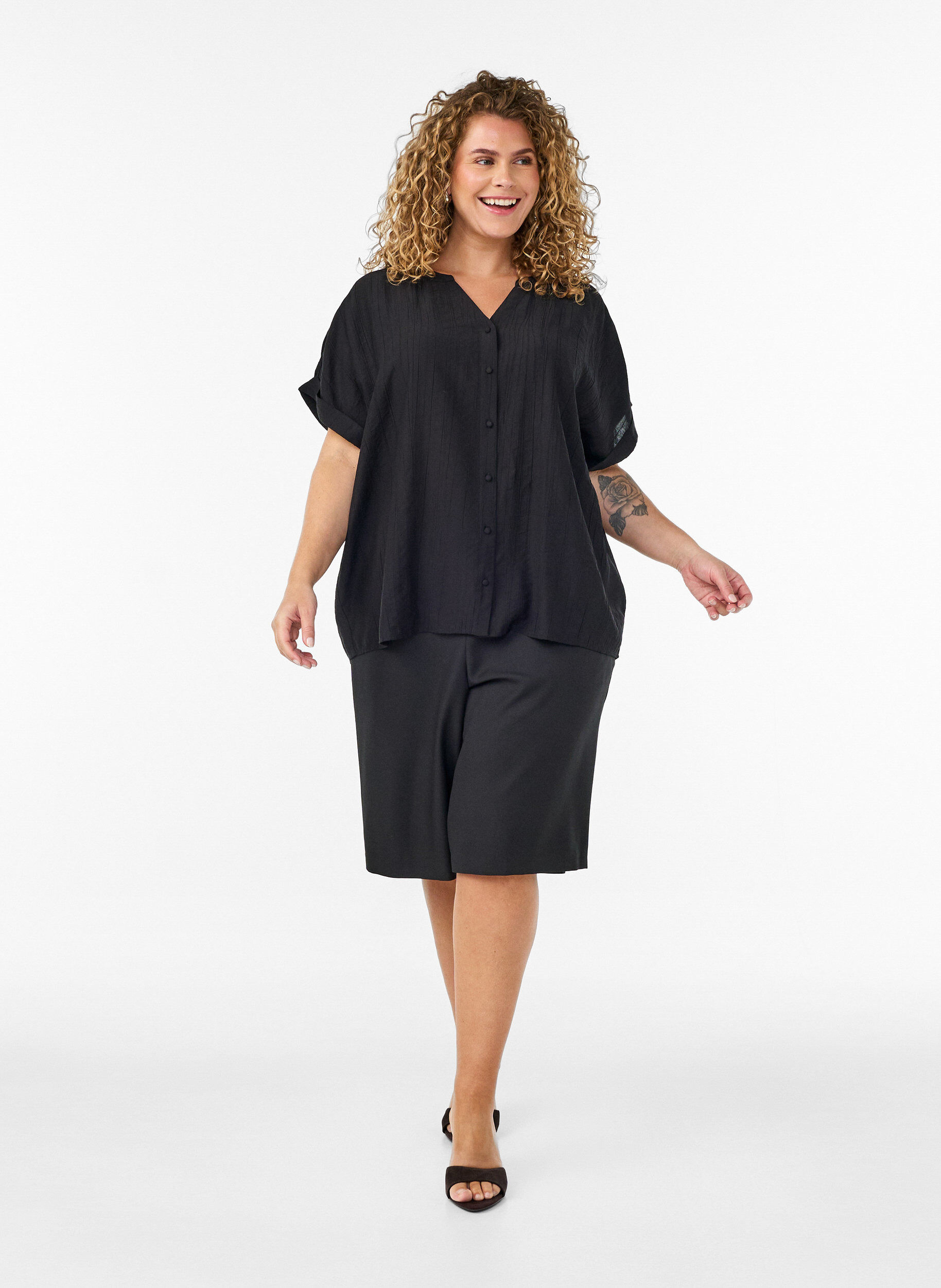ZizziBlouse textur&eacute;e en viscose avec boutons, Noir, Model image number 1