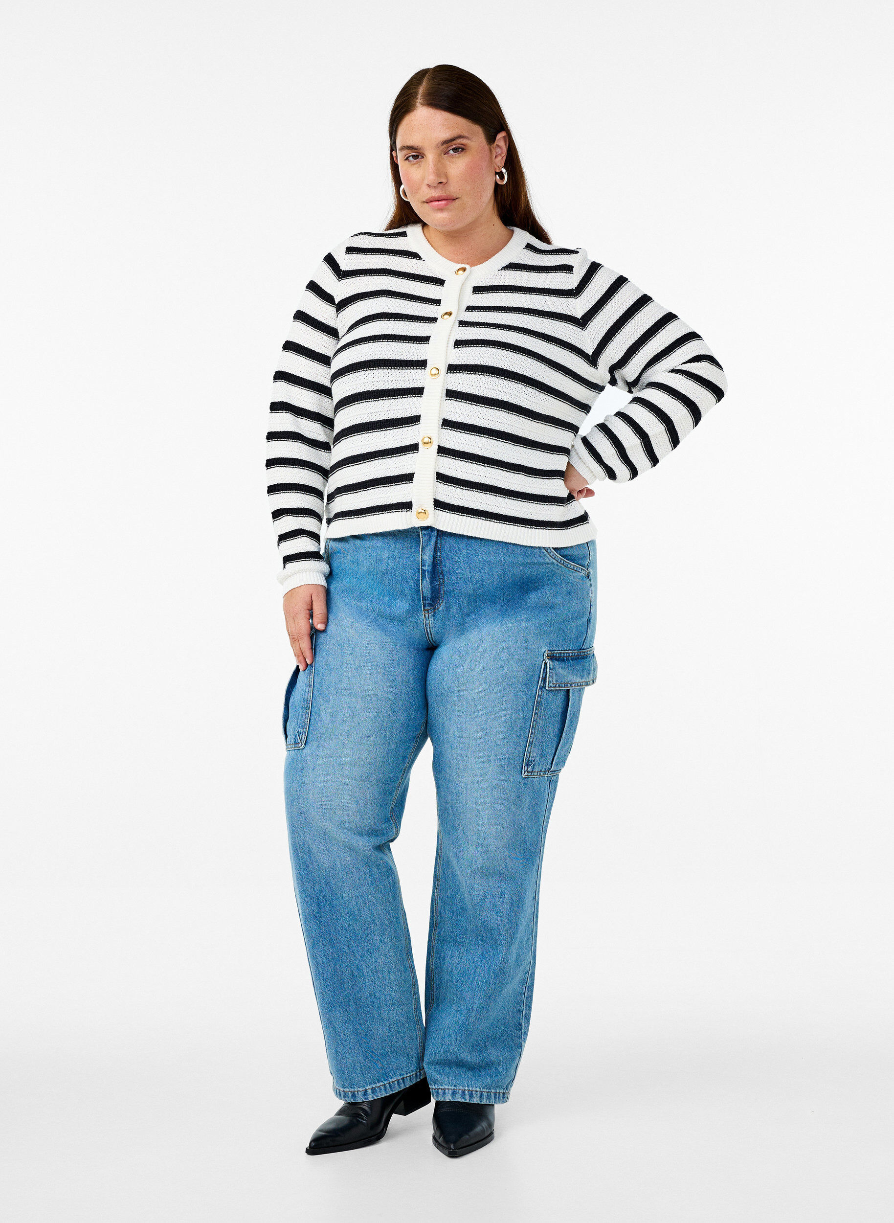 Zizzi Cardigan en maille &agrave; rayures avec boutons dor&eacute;s, Cloud D. w. Black, Model image number 2