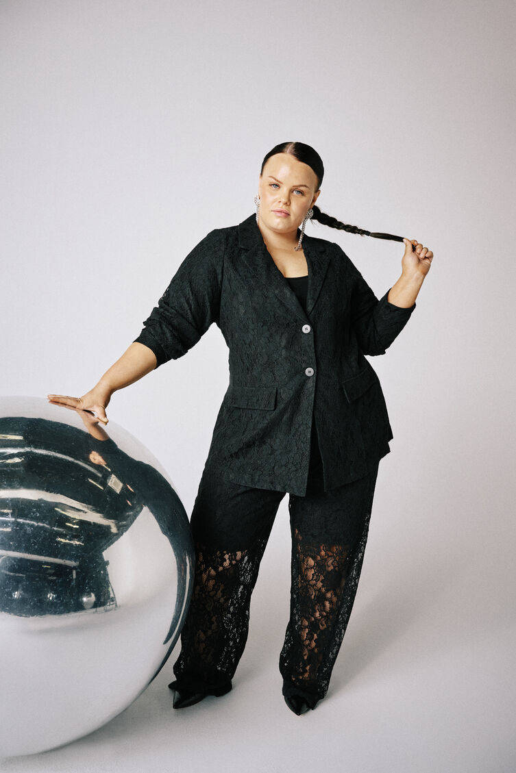 Ensemble avec dentelle, , Model