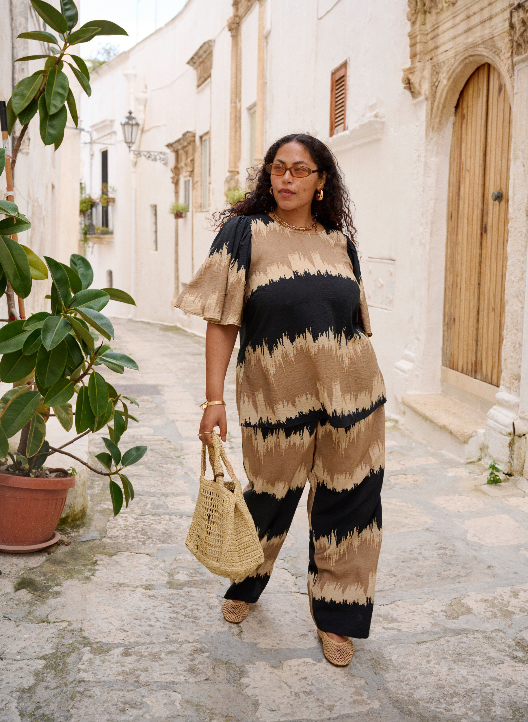 Zizzi Pantalon ample &agrave; imprim&eacute; graphique, Noir, Image image number 0