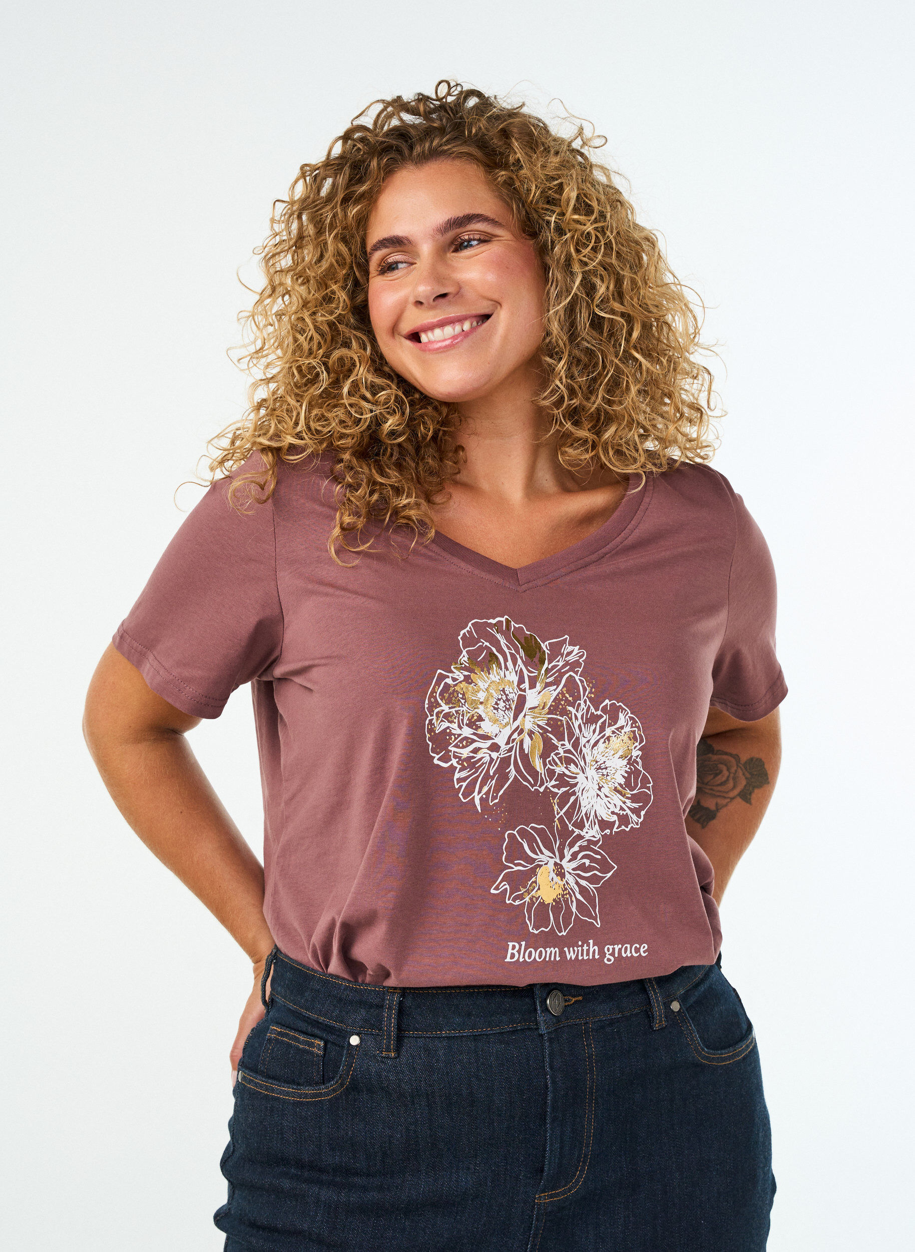T-shirt en coton avec imprim&eacute; sur le devant et col en V, Rose poudr&eacute;e, Model