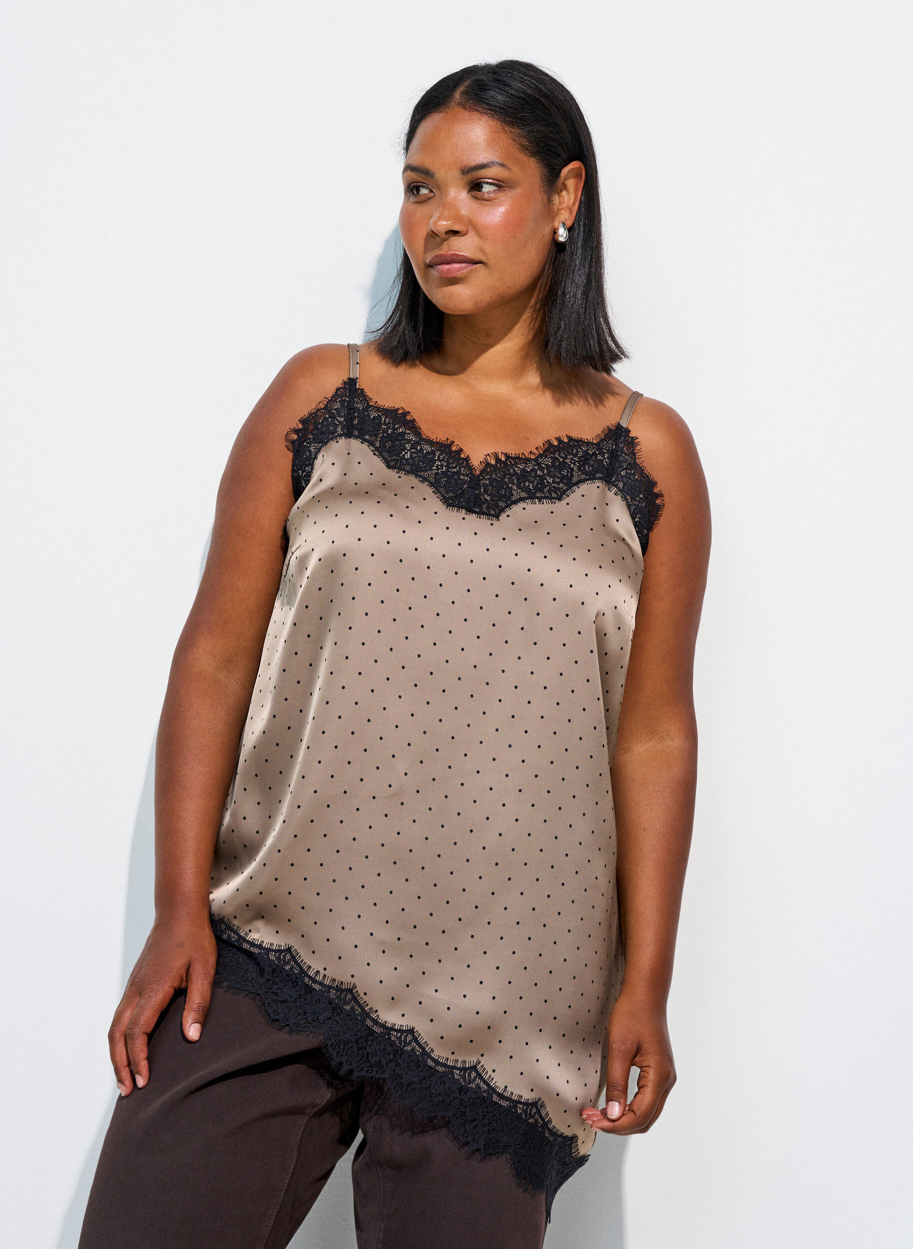 ZizziTop &agrave; fines bretelles avec dentelle et ourlet asym&eacute;trique, Beige, Model image number 0