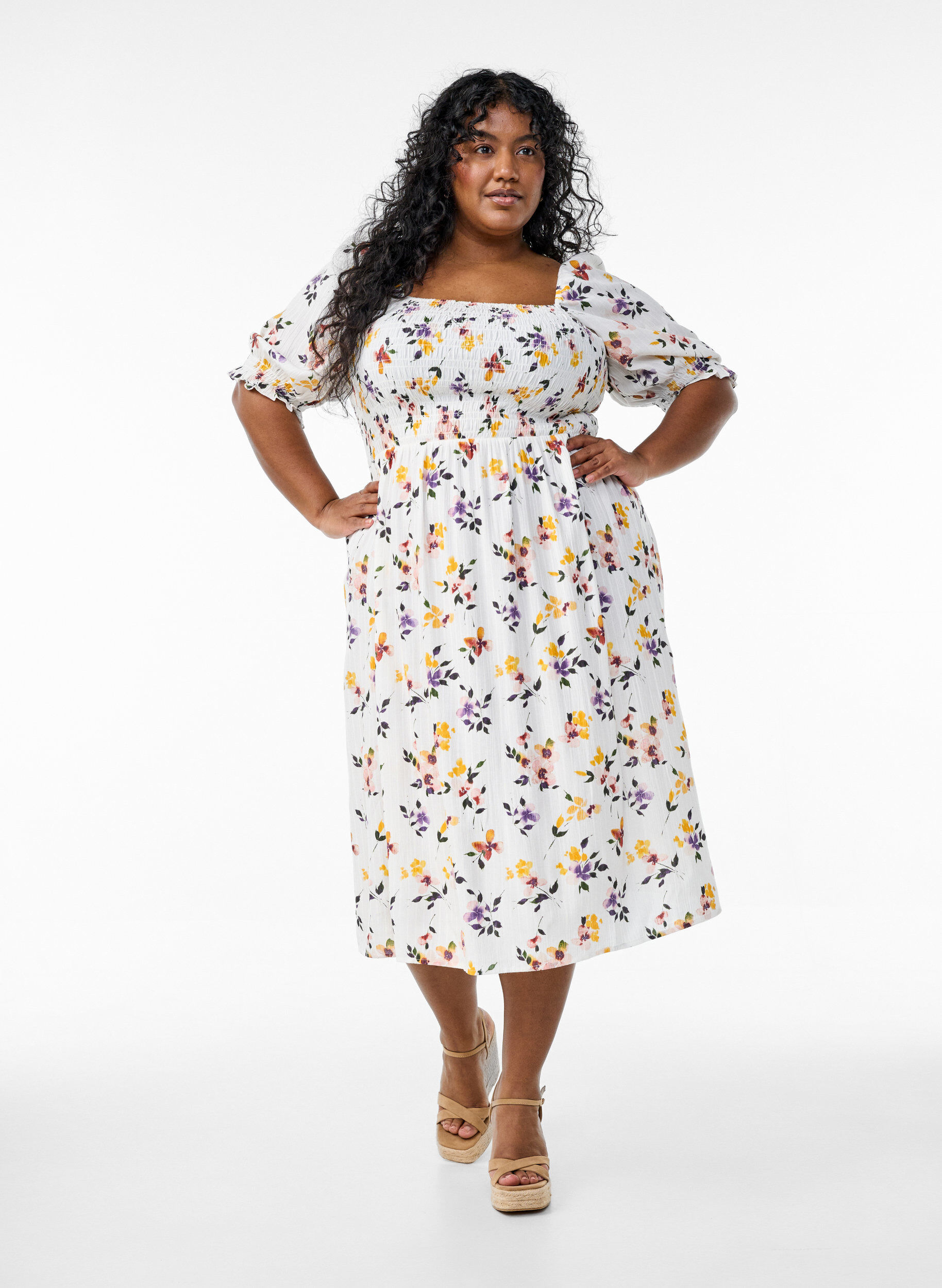 Zizzi Robe midi en viscose &agrave; fleurs avec smock, Blanc, Model image number 0