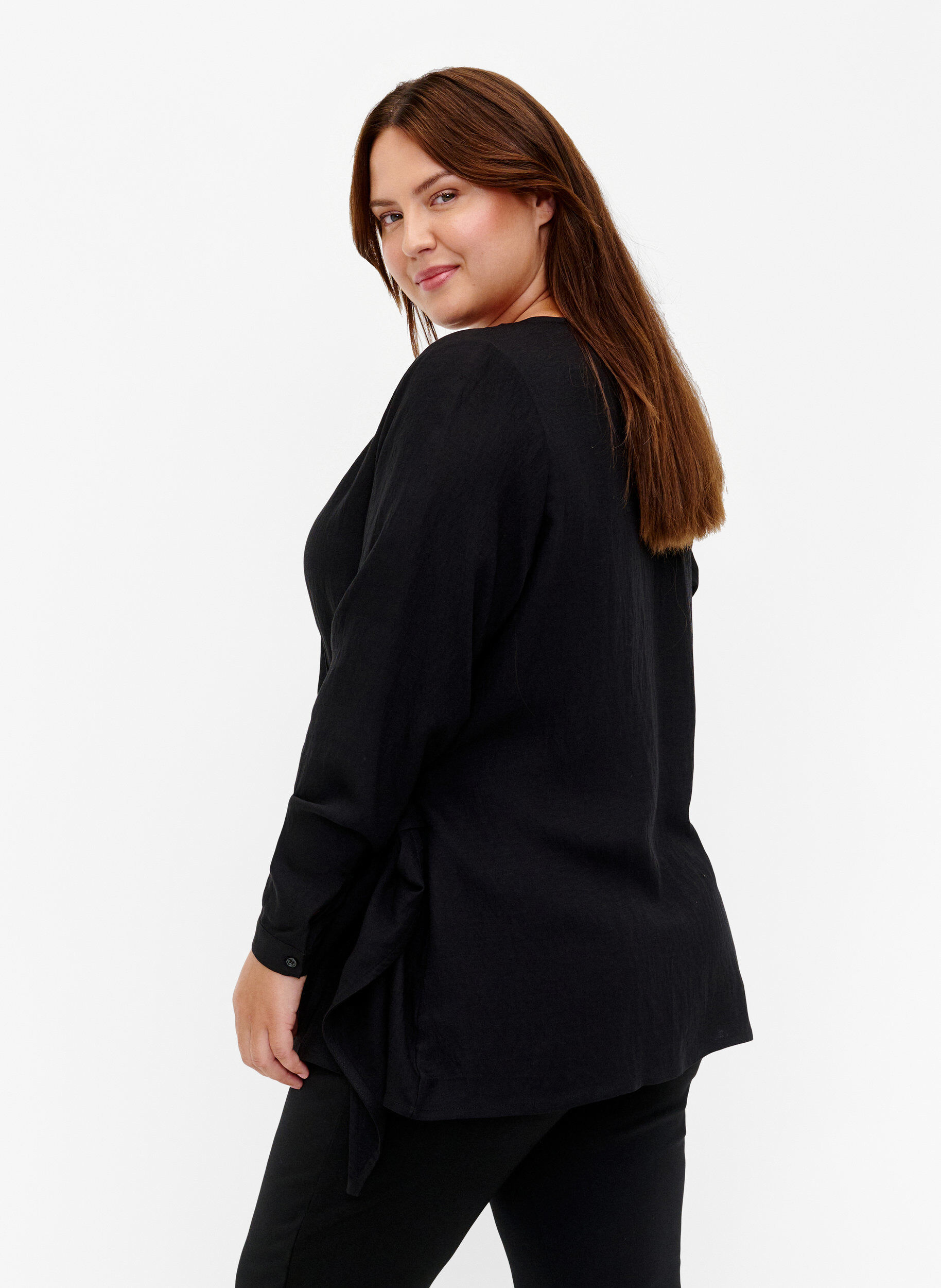 Zizzi Blouse &agrave; manches longues en viscose avec un aspect enveloppant, Black, Model image number 1