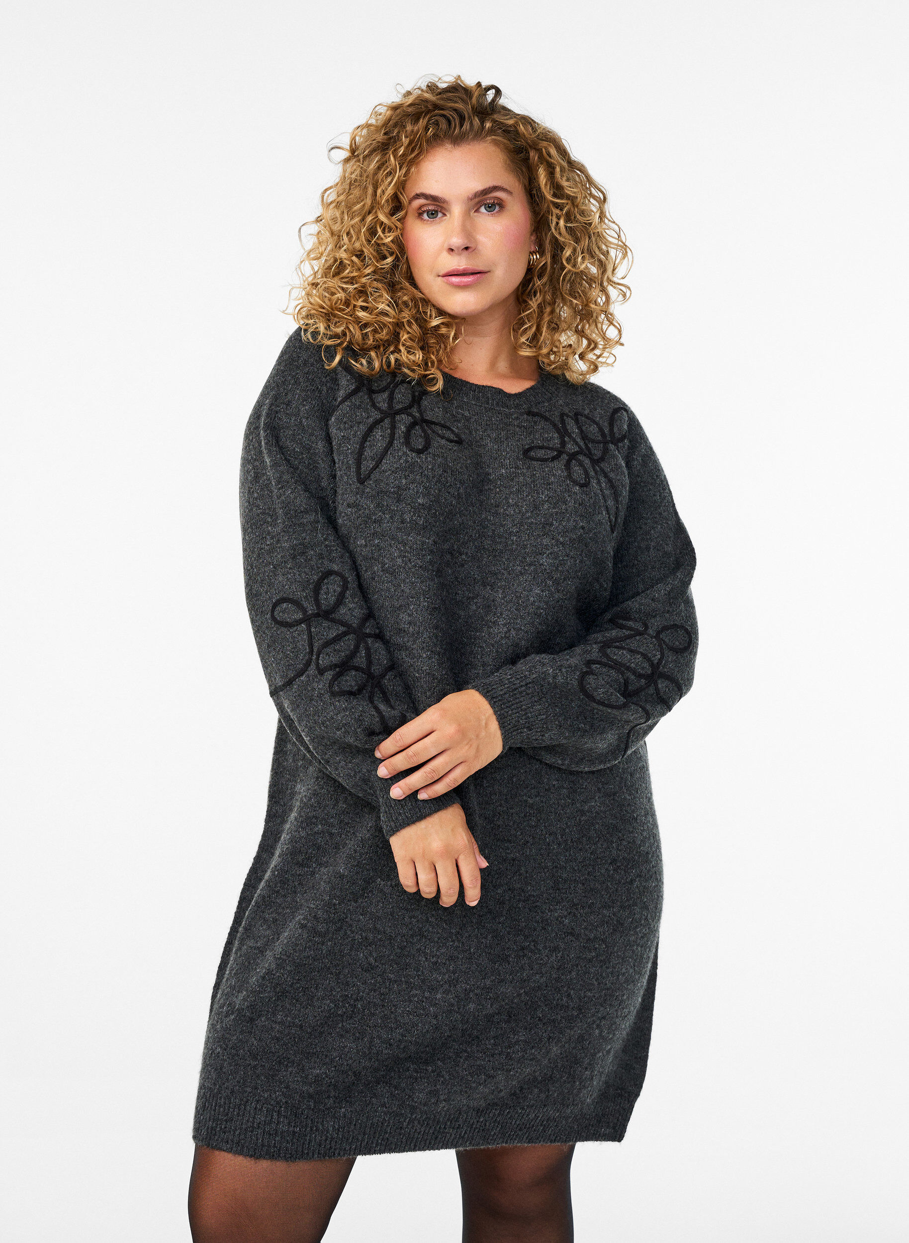 Zizzi Robe courte en maille avec d&eacute;tails de cordons cousus, Gris anthracite, Model image number 1