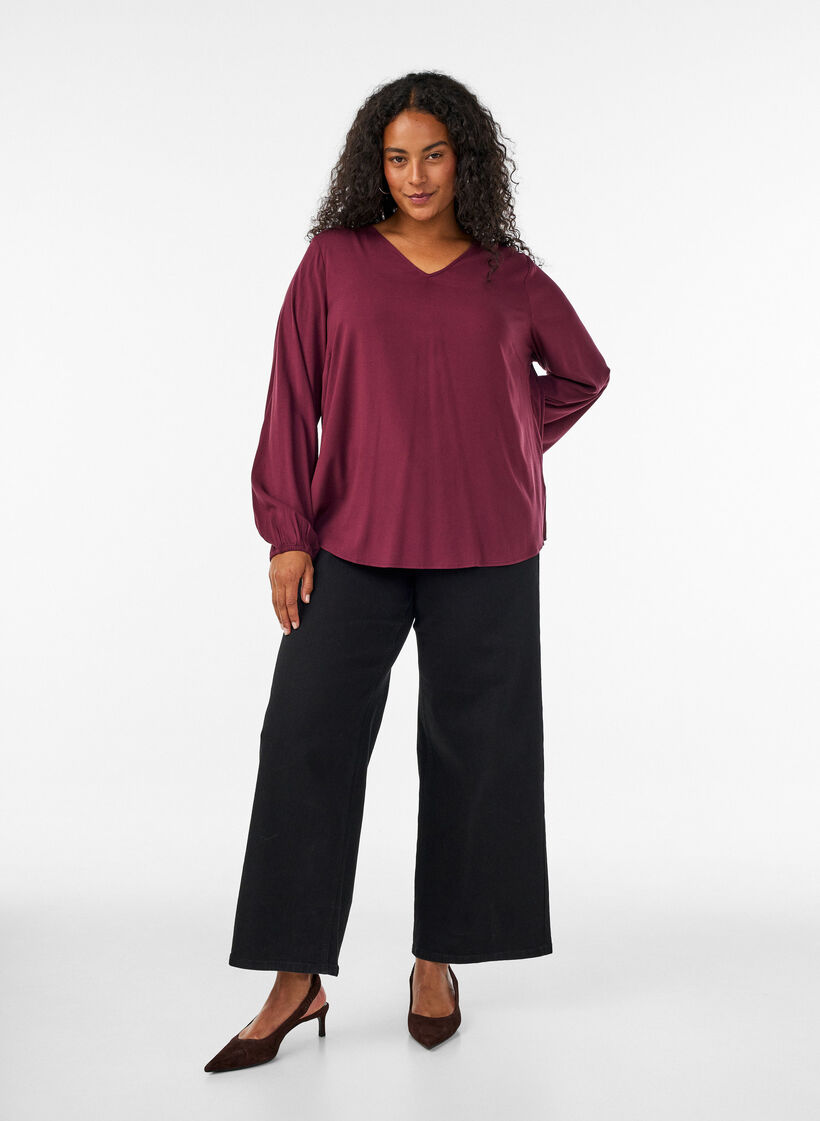 Blouse en viscose avec col en V et ourlet arrondi, Bordeaux, Model image number 1