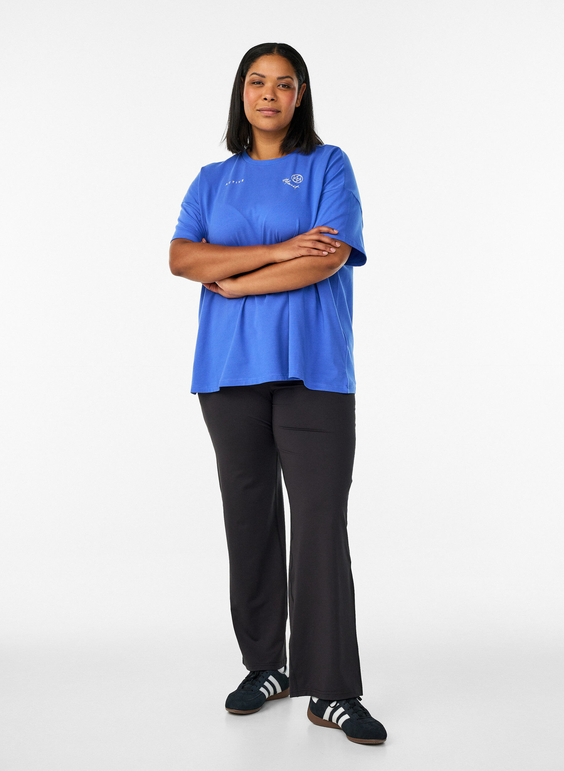 Zizzi Pantalon de training &eacute;vas&eacute; taille haute, Noir, Model image number 1