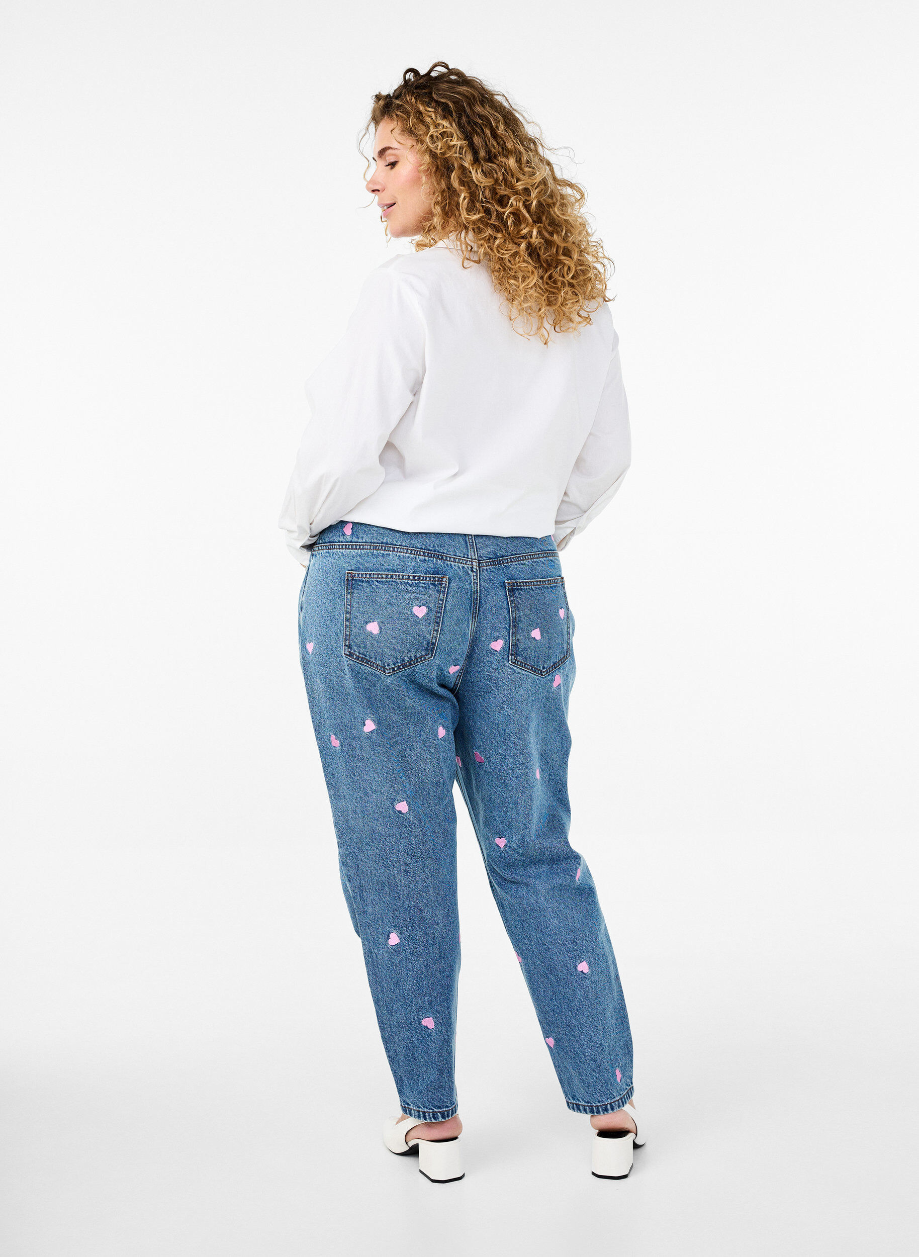 Zizzi Jeans Mille coupe Mom avec broderies, Bleu Clair, Model image number 2