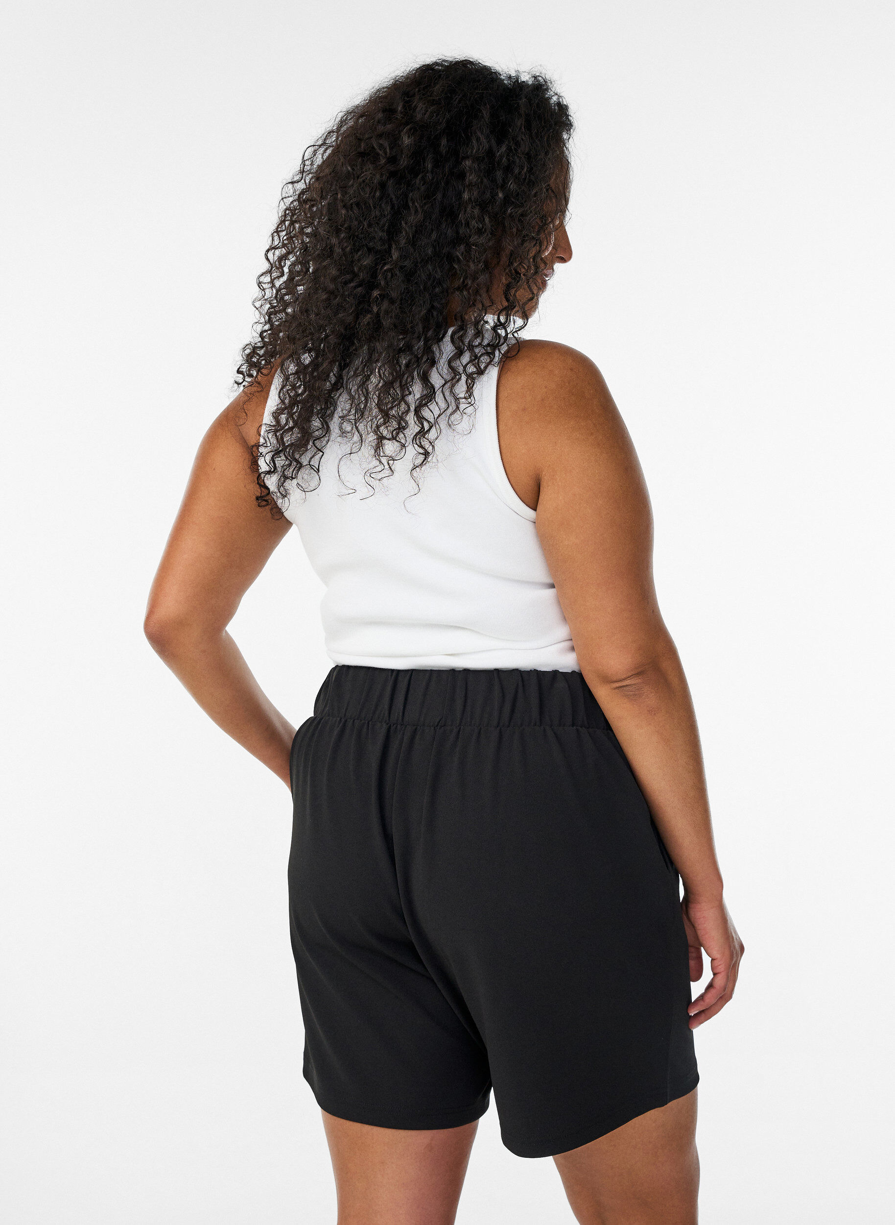 ZizziShort avec poches et coupe ample, Noir, Model image number 2