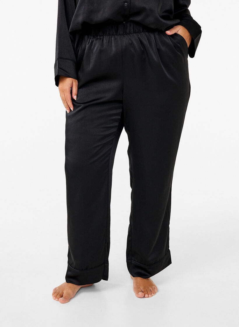 Pantalon de pyjama en satin avec taille élastiquée, Black, Model image number 2