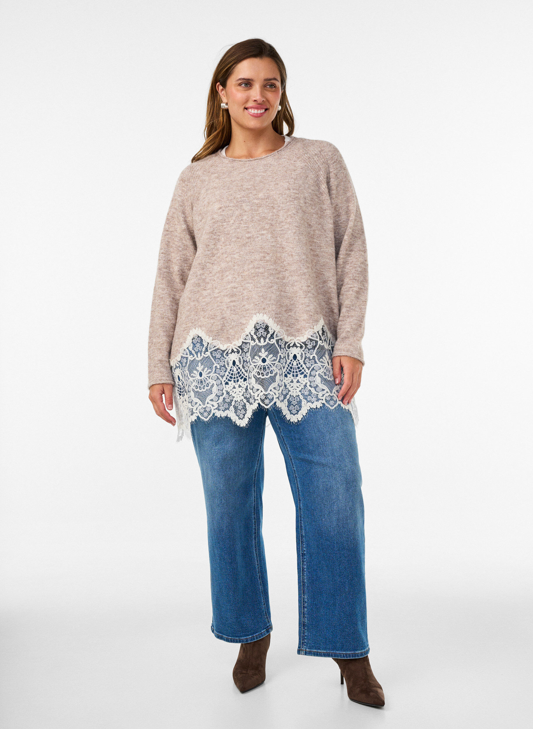 ZizziPull en maille &agrave; manches raglan et large bordure en dentelle, Beige, Model image number 1