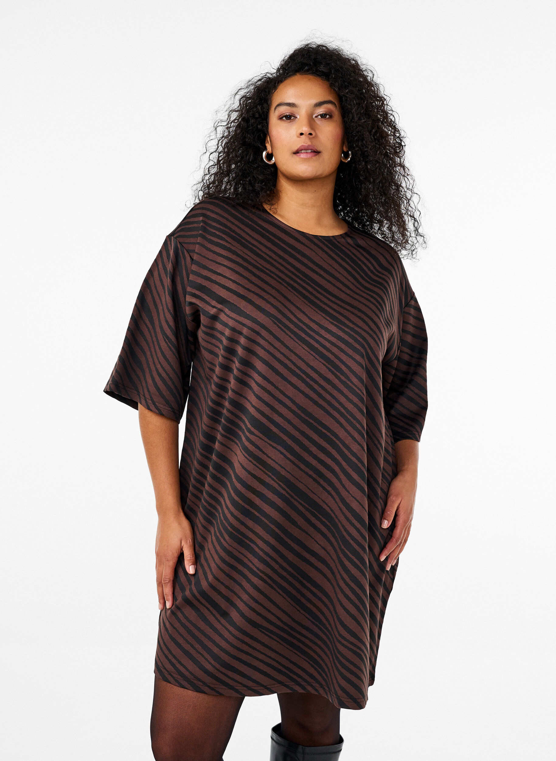 Zizzi Robe &agrave; motifs avec manches 3/4, Marron, Model image number 0