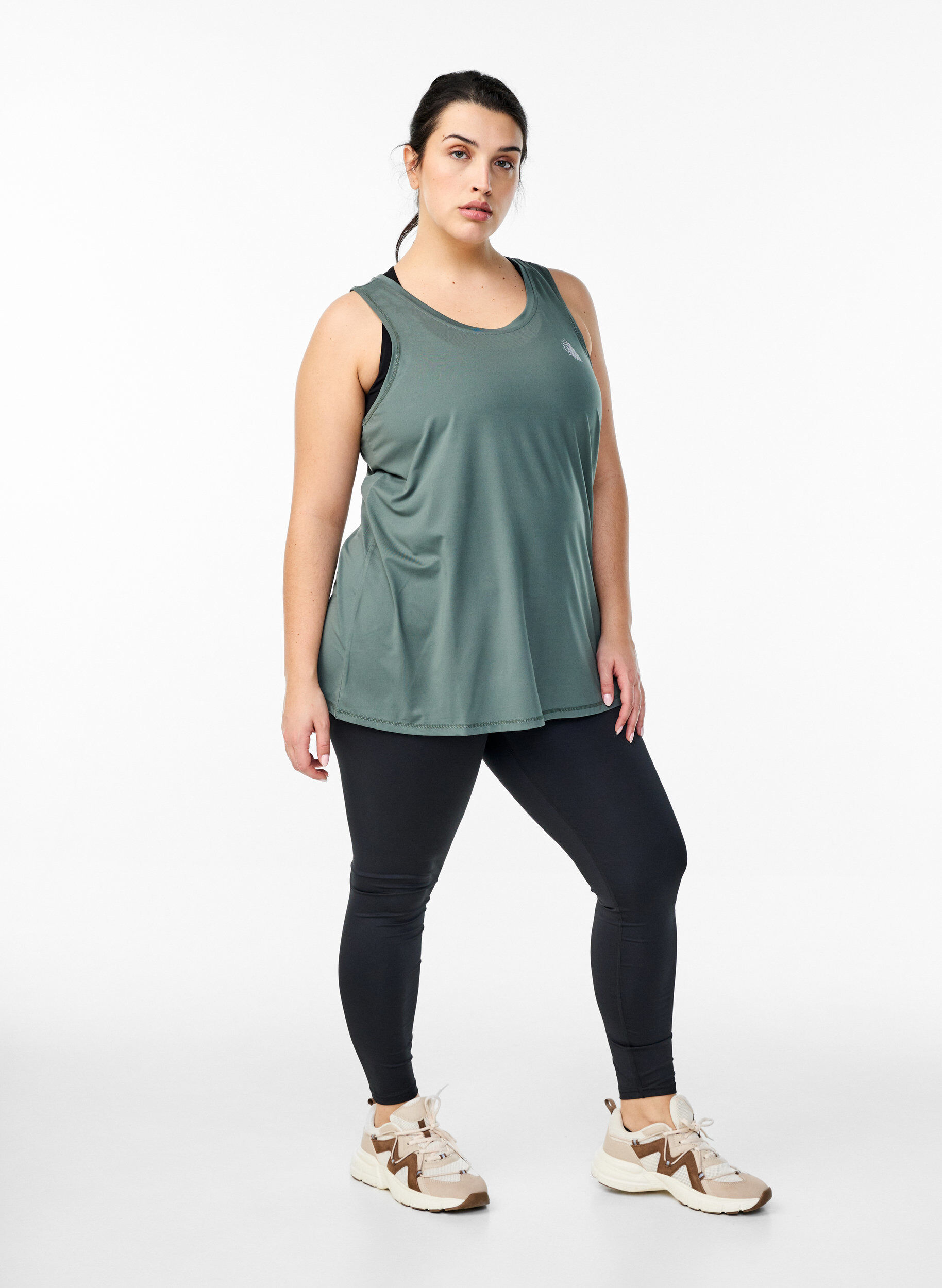 Zizzi Haut de sport de couleur unie avec un col rond, Vert fonc&eacute;, Model image number 1