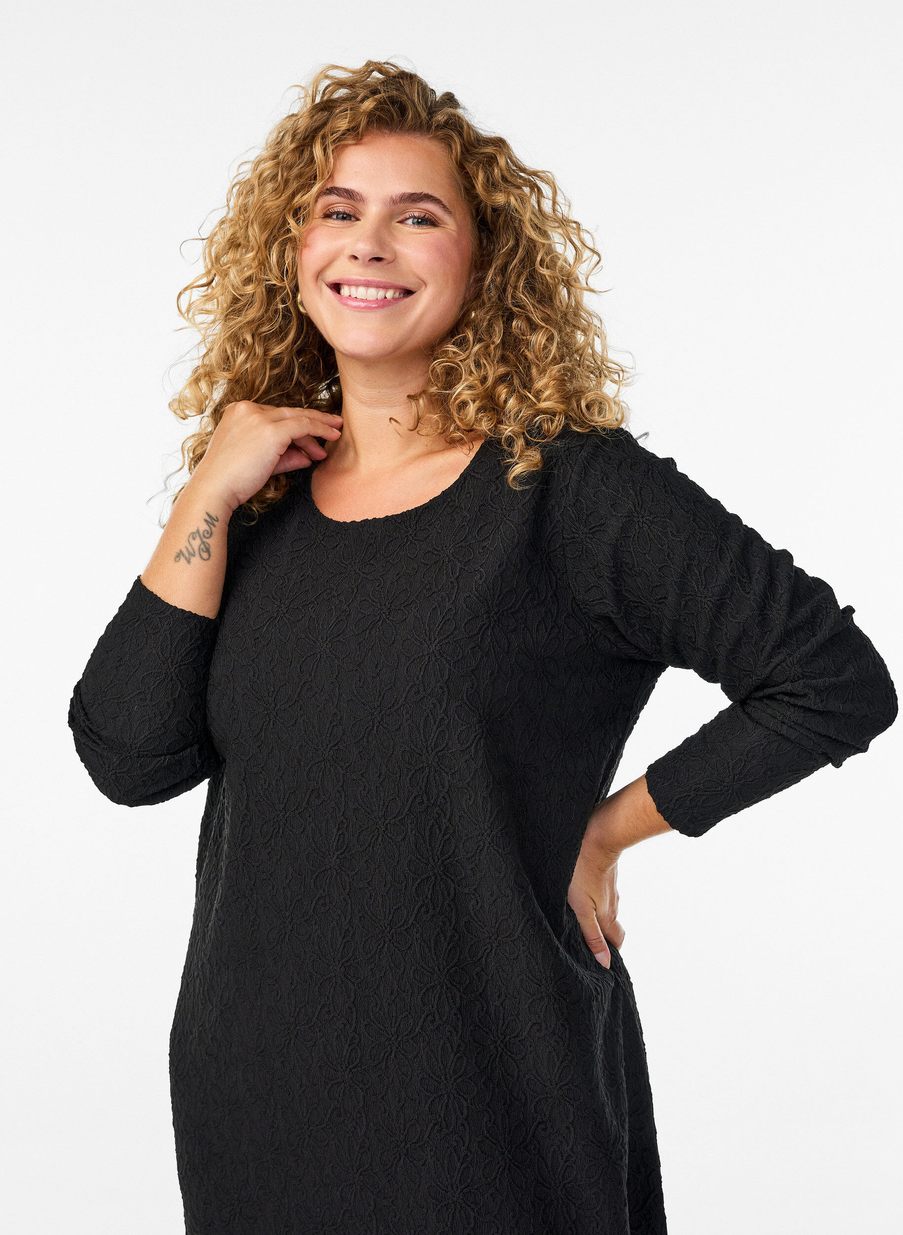 Zizzi Robe florale textur&eacute;e &agrave; manches longues, Noir, Model image number 2