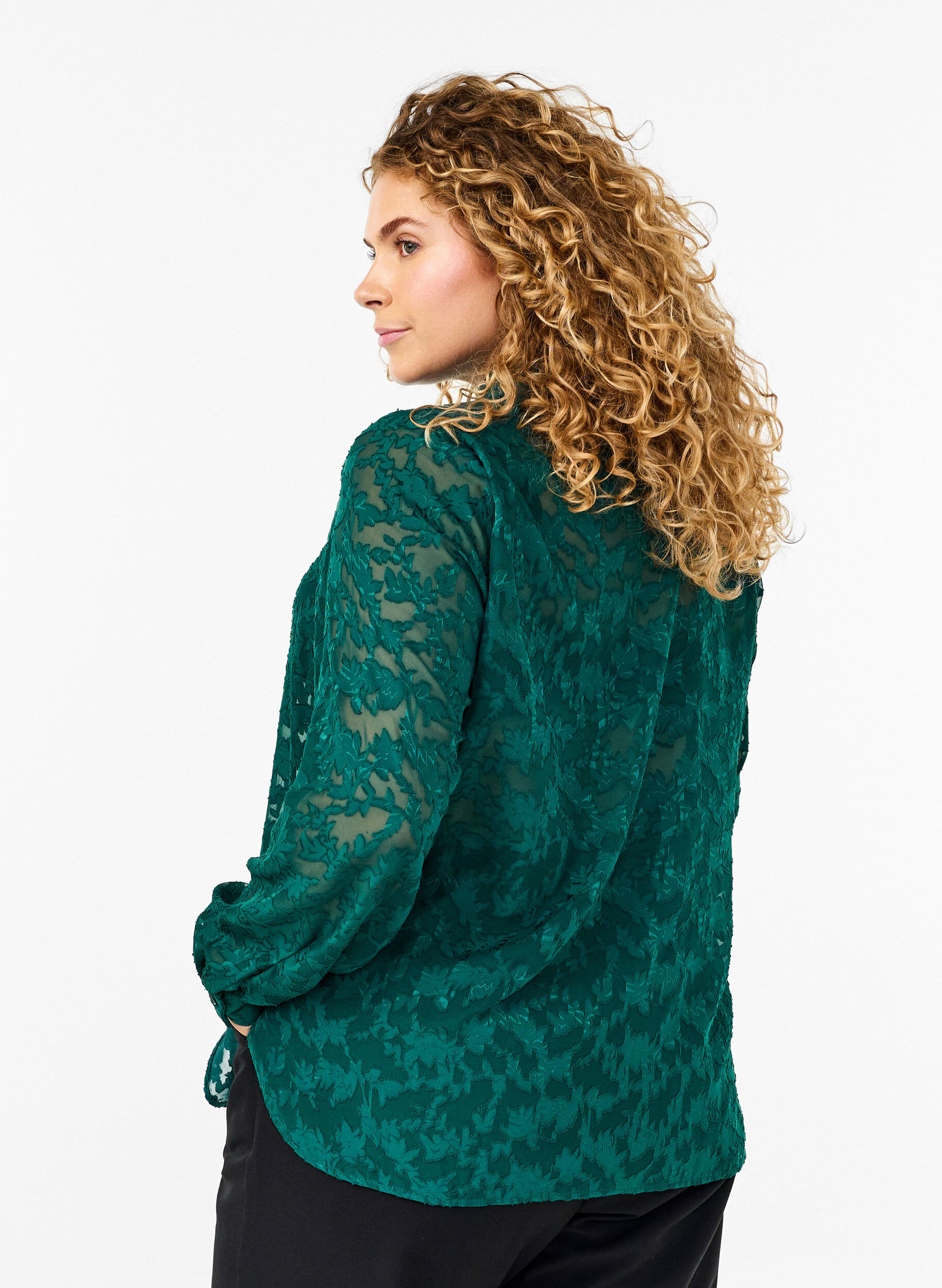 Zizzi Une chemise en maille jacquard avec boutons, Rain Forest, Model image number 1