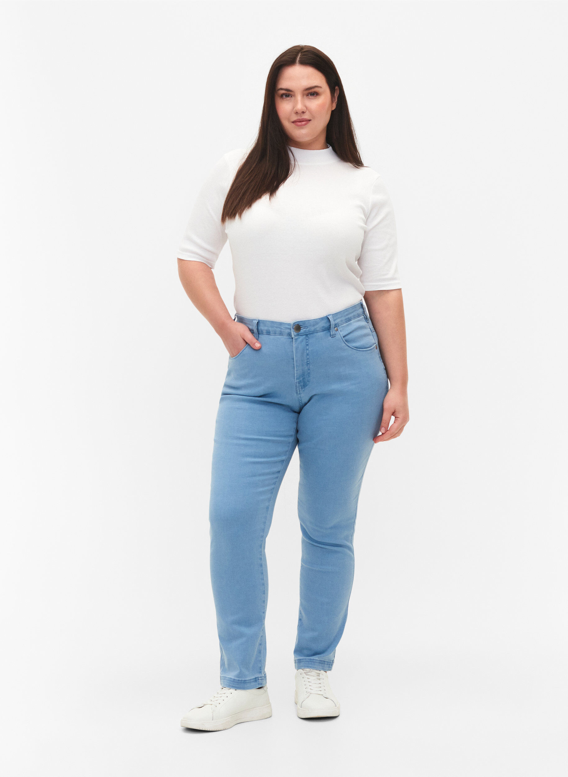 Zizzi Jeans Emily Slim fit &agrave; taille r&eacute;guli&egrave;re, Bleu Clair, Model image number 0