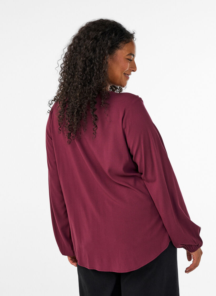 Blouse en viscose avec col en V et ourlet arrondi, Bordeaux, Model image number 2