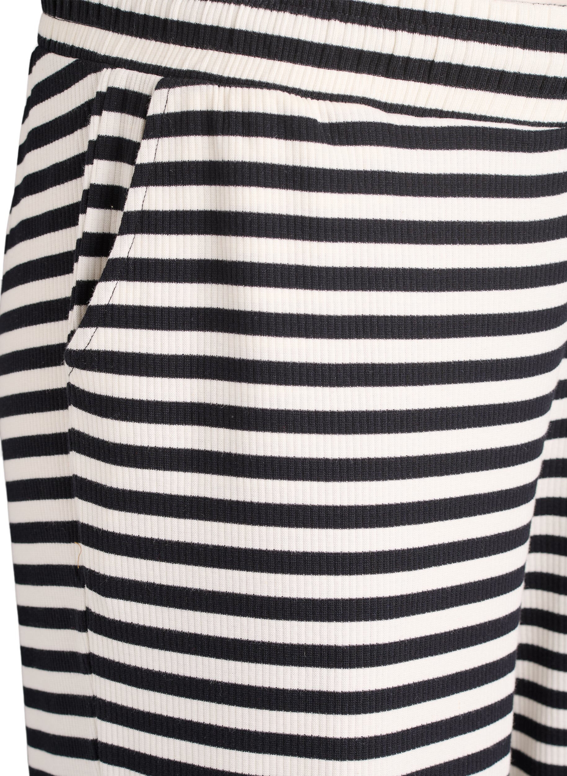 Zizzi Pantalon de pyjama ray&eacute; &agrave; taille haute et coupe ample, Noir, Packshot image number 2