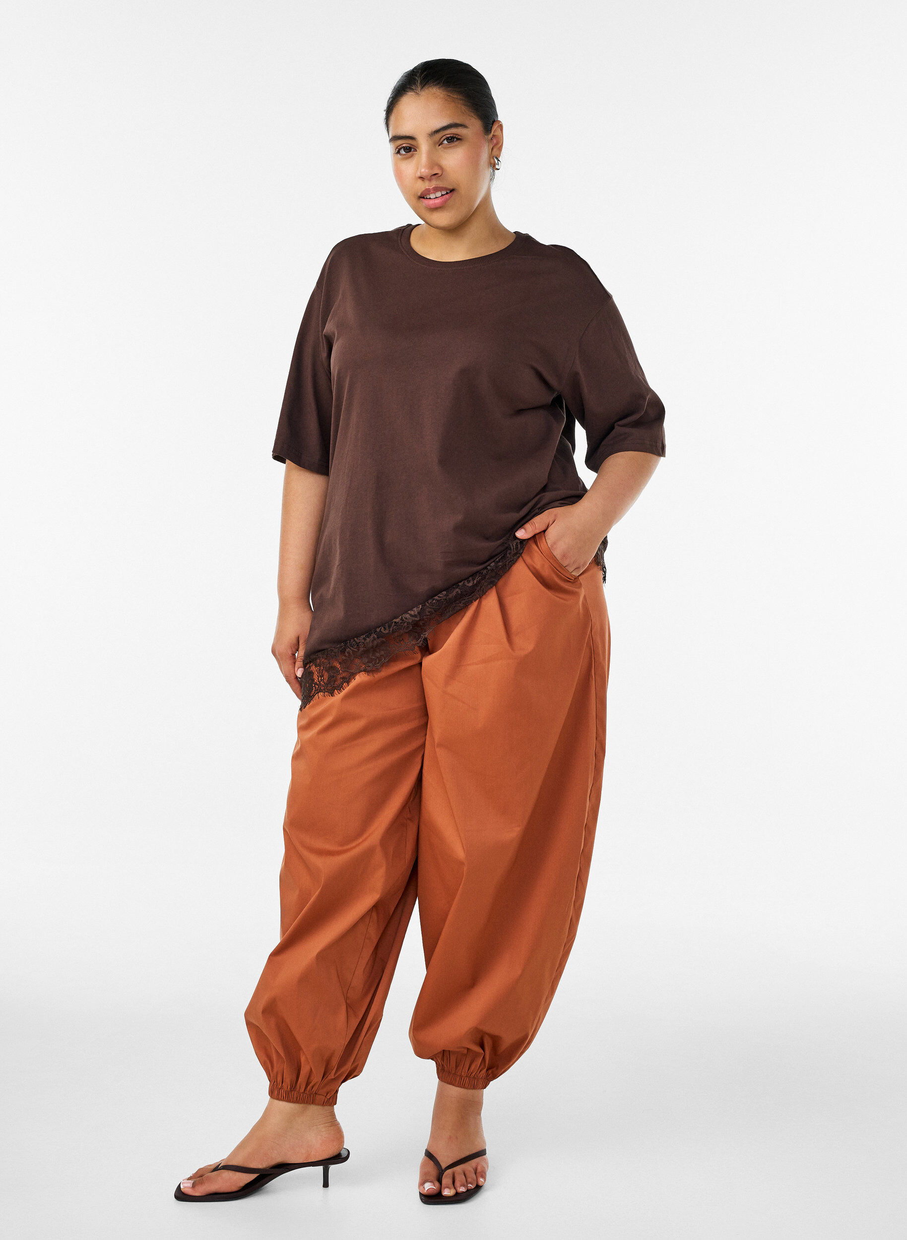 ZizziT-shirt avec ourlet asym&eacute;trique en dentelle, Marron, Model image number 1