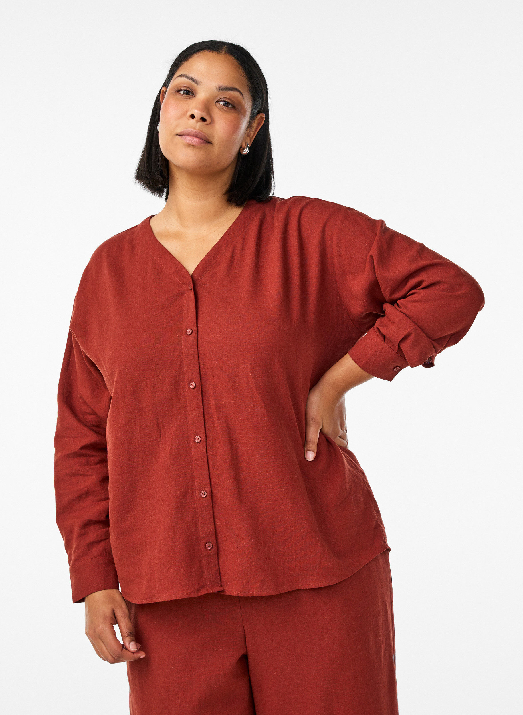 Blouse en lin et viscose avec col en V, Bordeaux, Model
