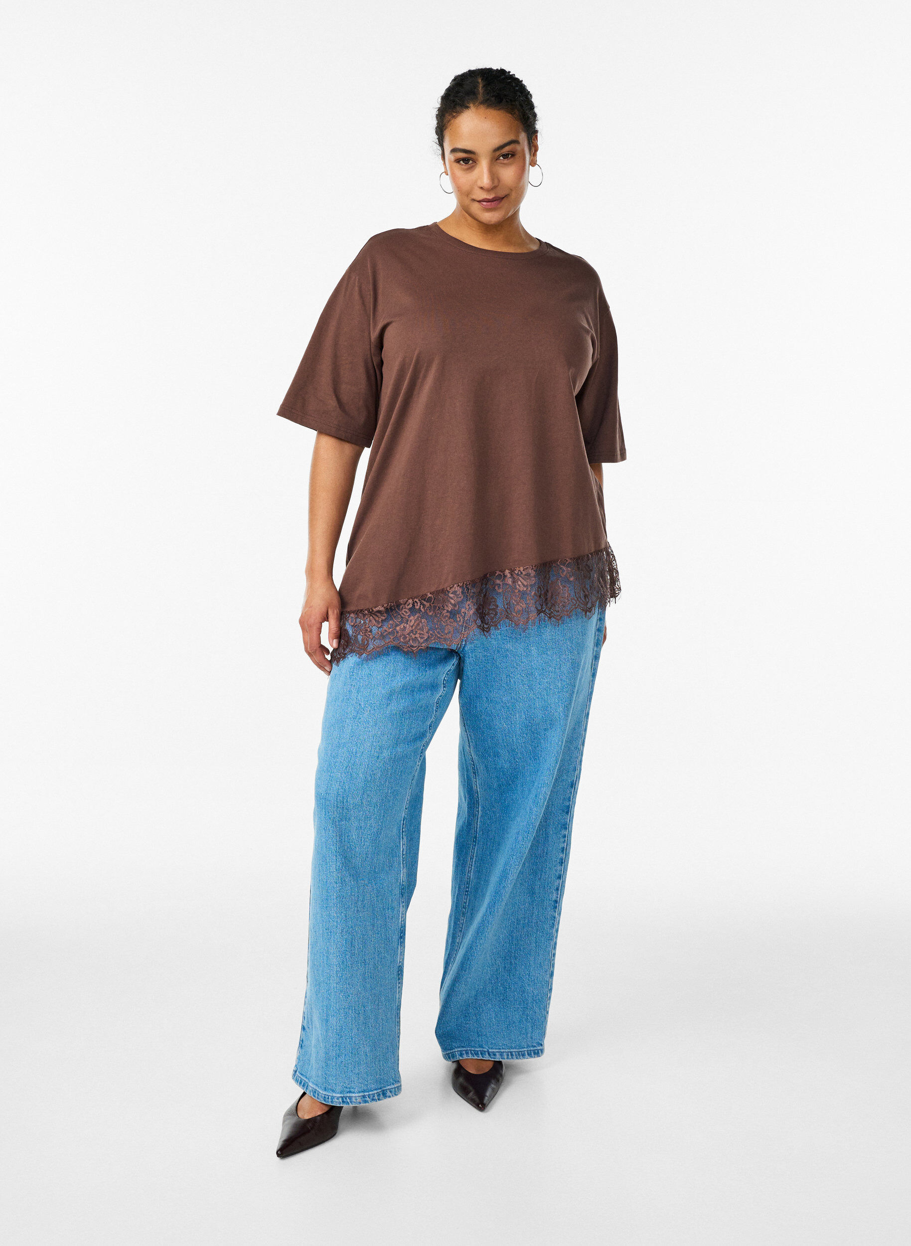 Zizzi T-shirt avec ourlet asym&eacute;trique en dentelle, Marron, Model image number 1