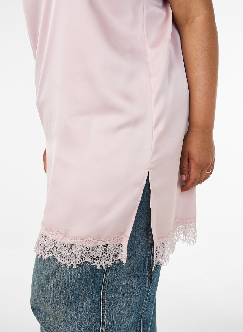 Haut long en satin bord&eacute; de dentelle, Rose poudr&eacute;e, Model image number 4