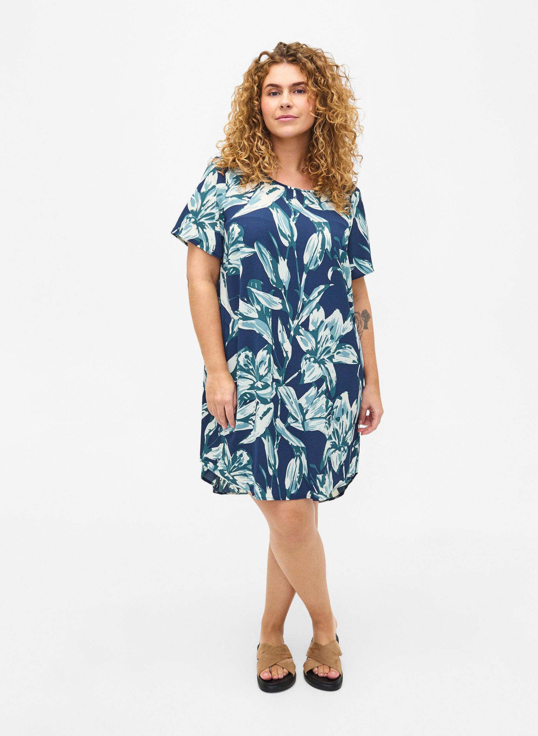 Zizzi Robe &agrave; manches courtes avec imprim&eacute;, Bleu, Model image number 1