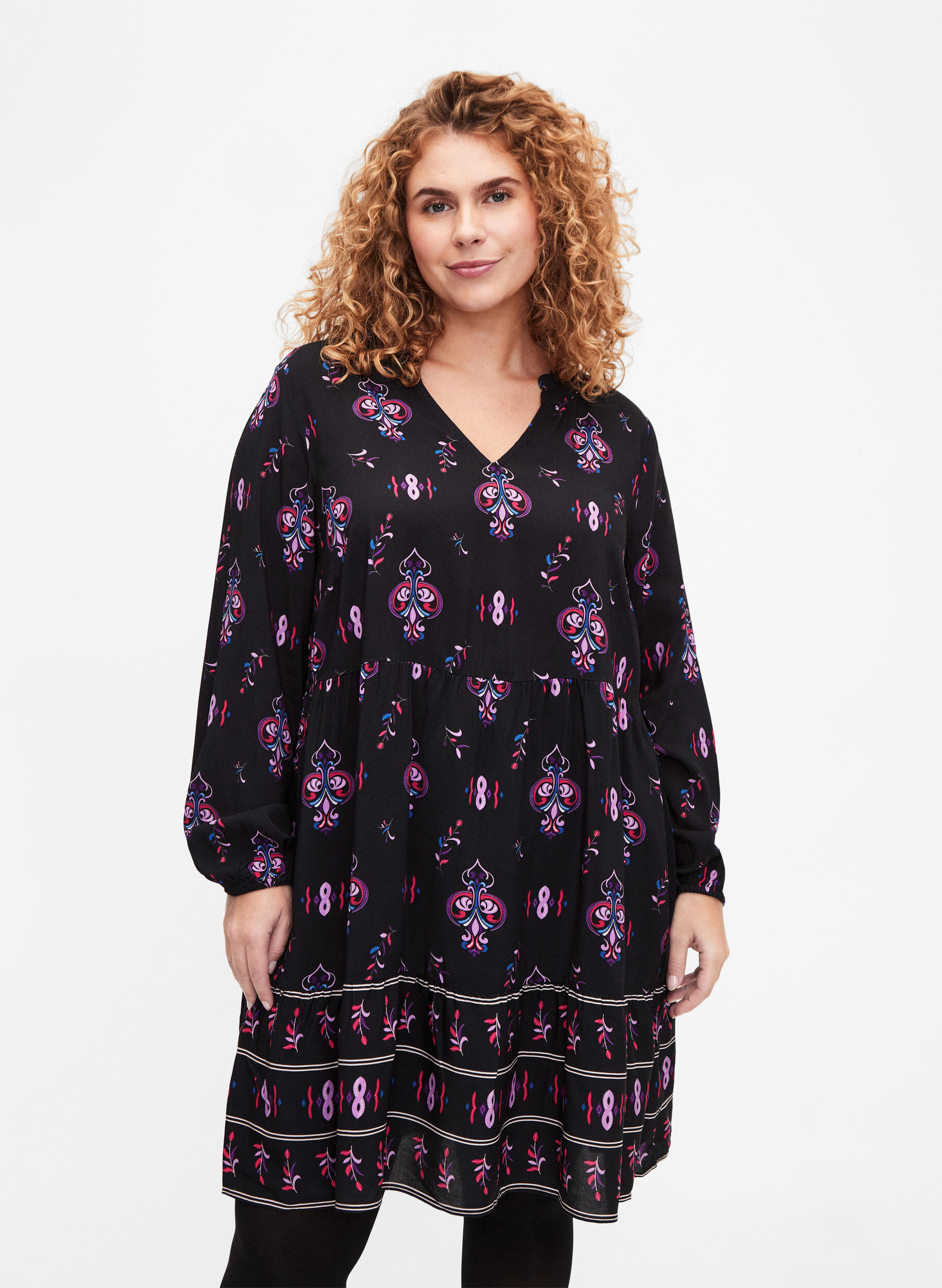 Zizzi Robe &agrave; manches longues en viscose avec imprim&eacute;, Black Pink AOP, Model image number 0