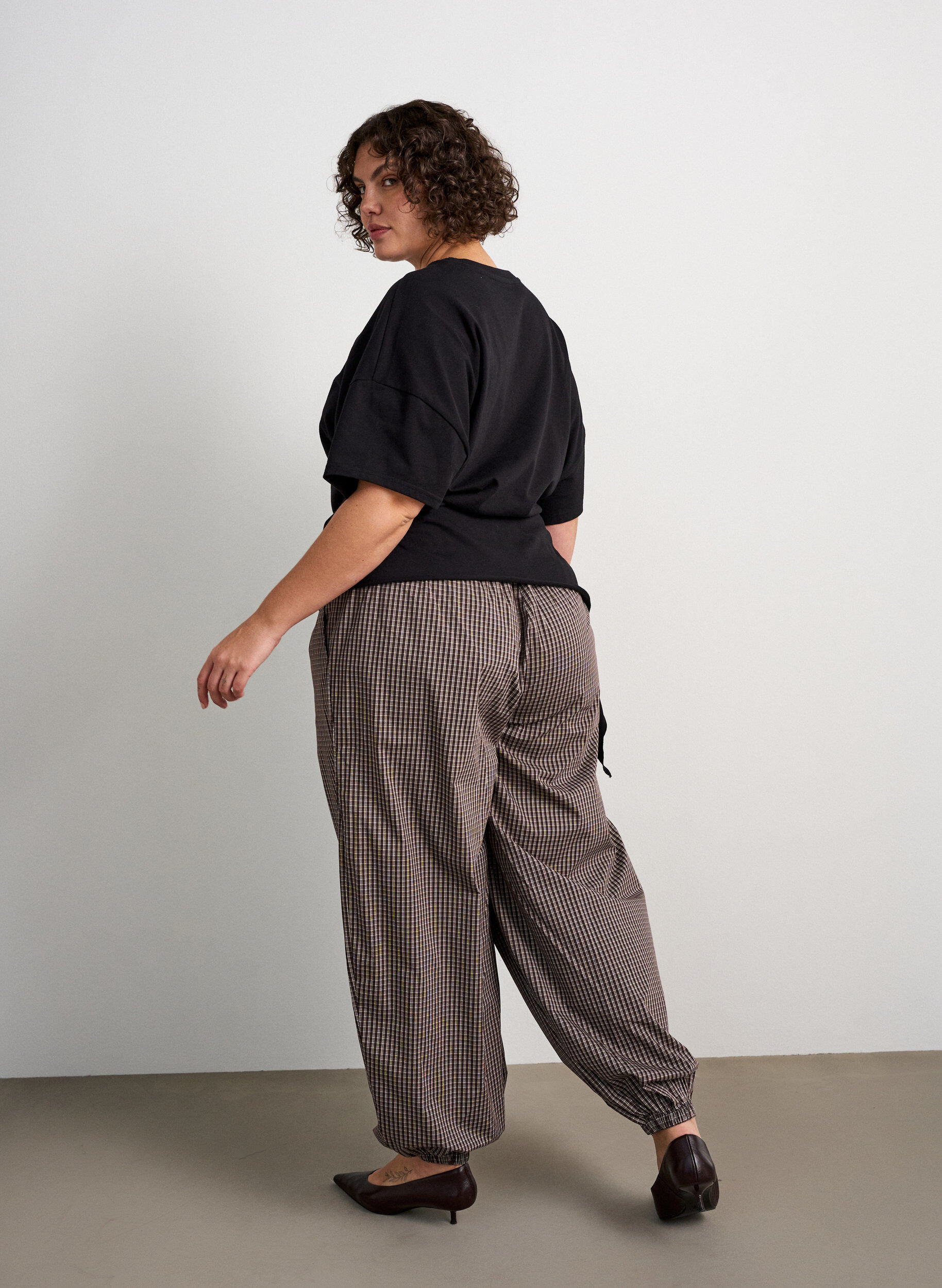 ZizziPantalon ballon &agrave; taille haute et imprim&eacute; int&eacute;gral, Marron, Model image number 1