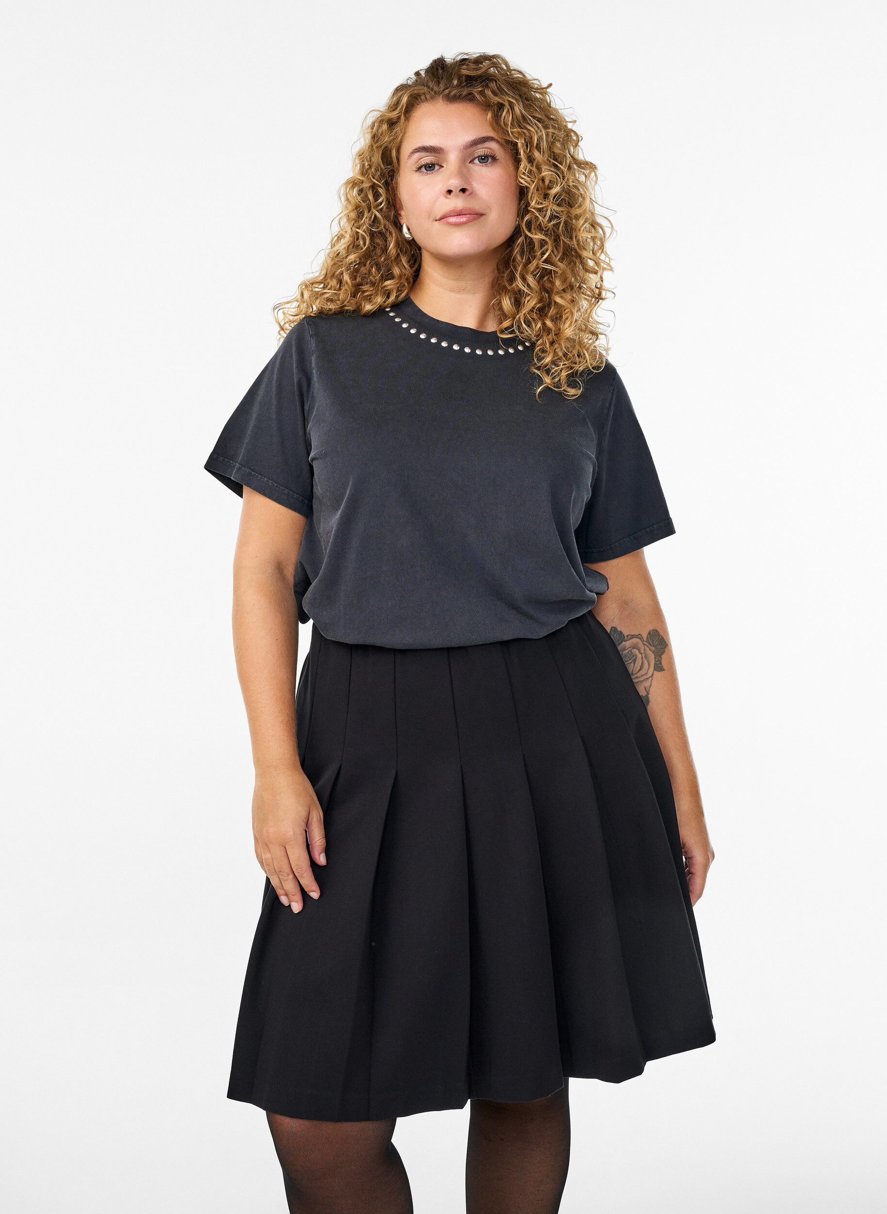 Zizzi Jupe courte pliss&eacute;e &agrave; taille &eacute;lastique, Noir, Model image number 0