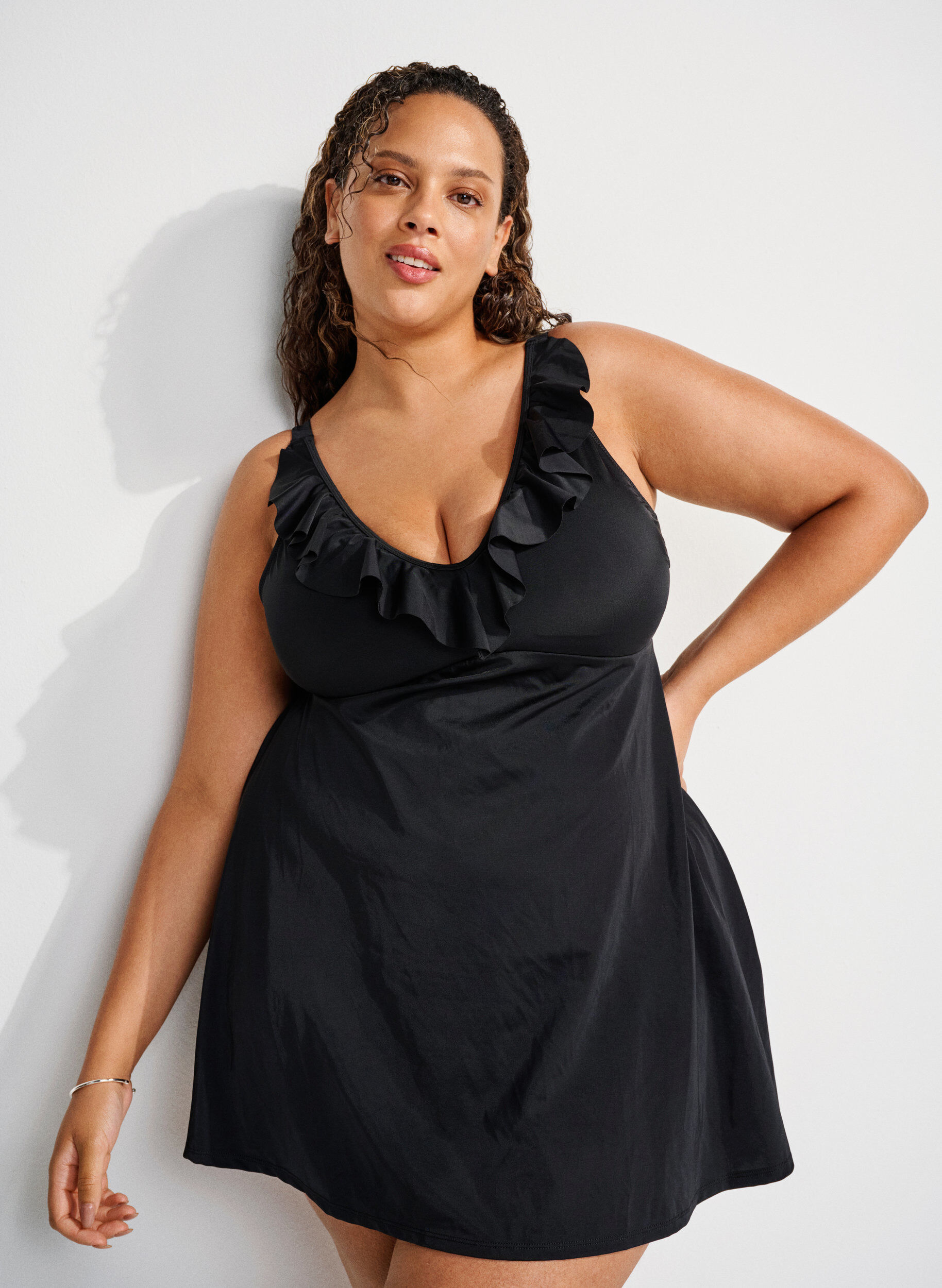 Zizzi Maillot de bain avec volants et rembourrage amovible, Noir, Image image number 0