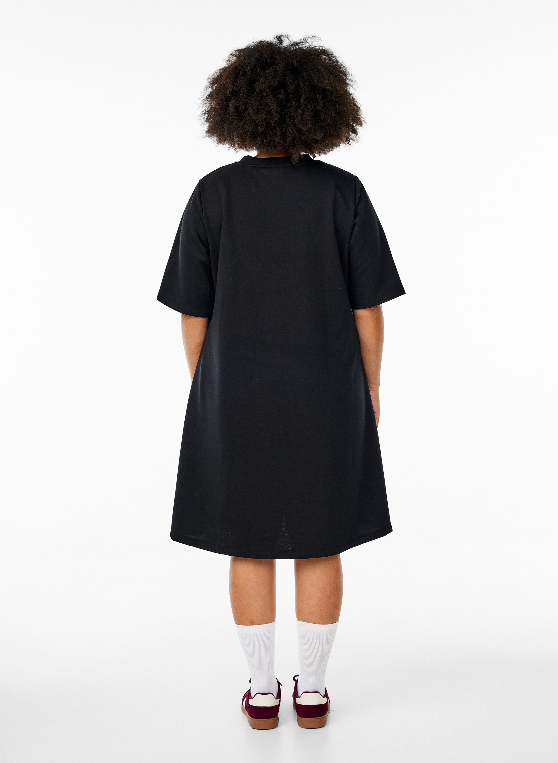 Zizzi Robe en jersey longueur genou avec poches et coupe &eacute;vas&eacute;e, Noir, Model image number 2