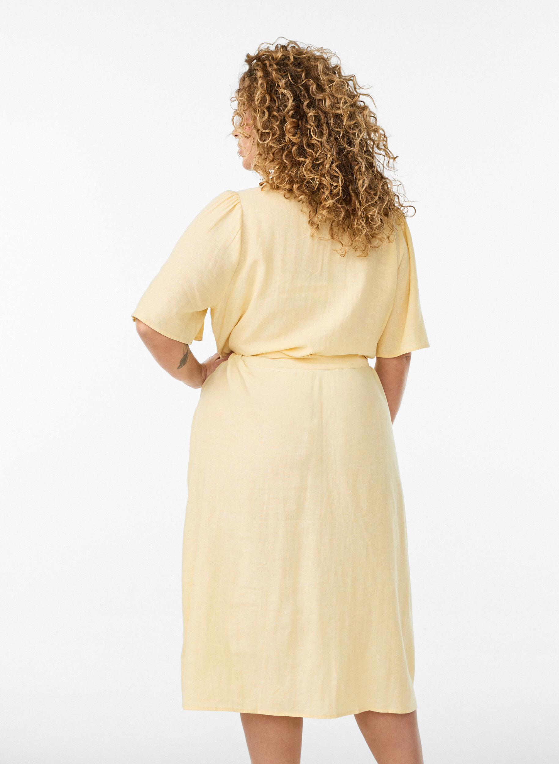 Zizzi Robe chemise en lin et viscose avec une ceinture &agrave; nouer, Jaune clair, Model image number 2