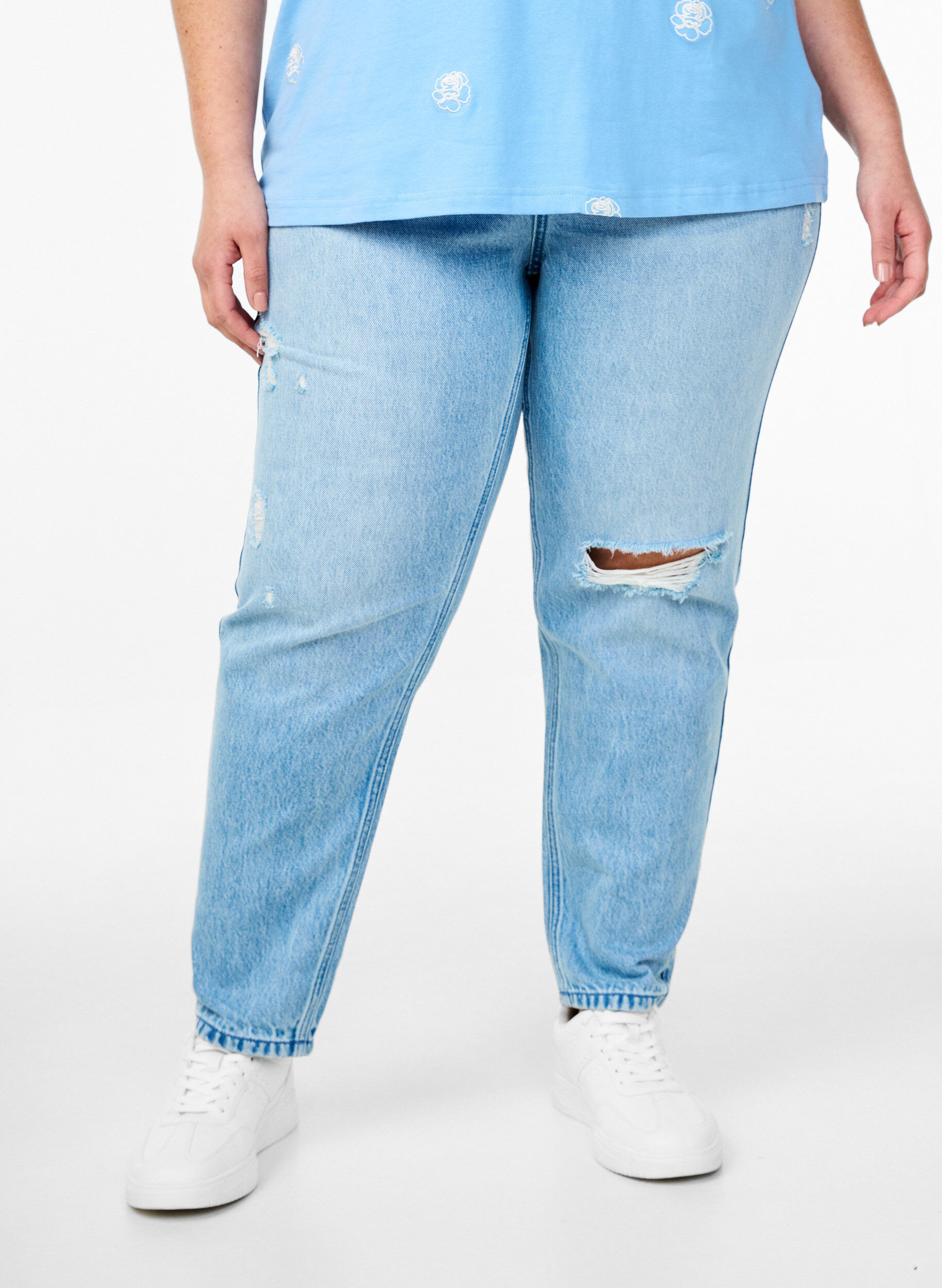 Zizzi Jeans Mille mom-fit &agrave; d&eacute;tails effiloch&eacute;s, Light Blue Denim, Model image number 2