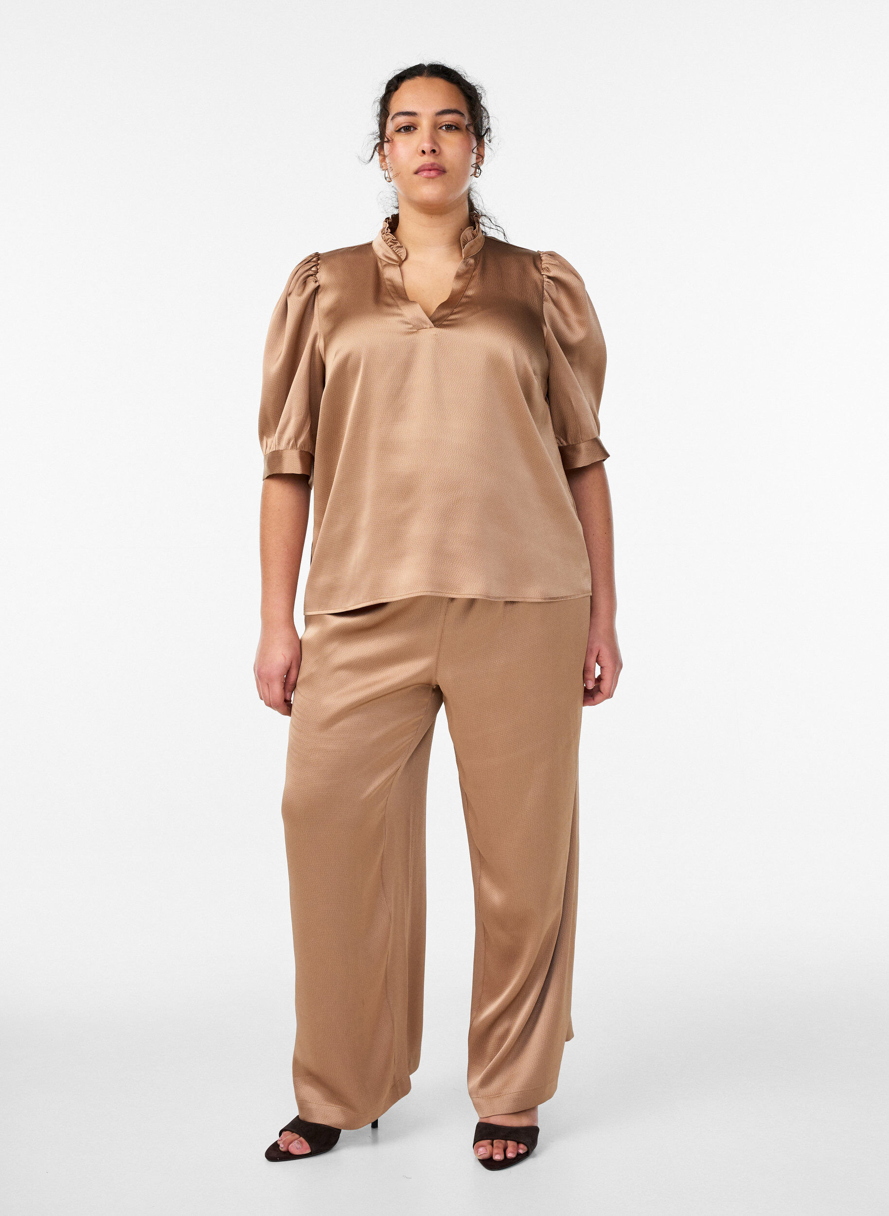 ZizziBlouse satin&eacute;e avec manches courtes et col &agrave; volants, Marron, Model image number 1