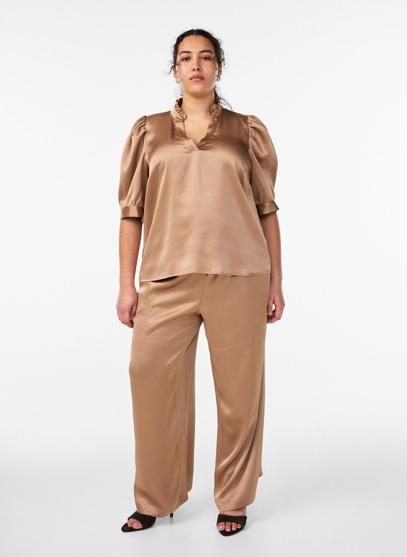 Blouse satin&eacute;e avec manches courtes et col &agrave; volants, Marron, Model image number 1